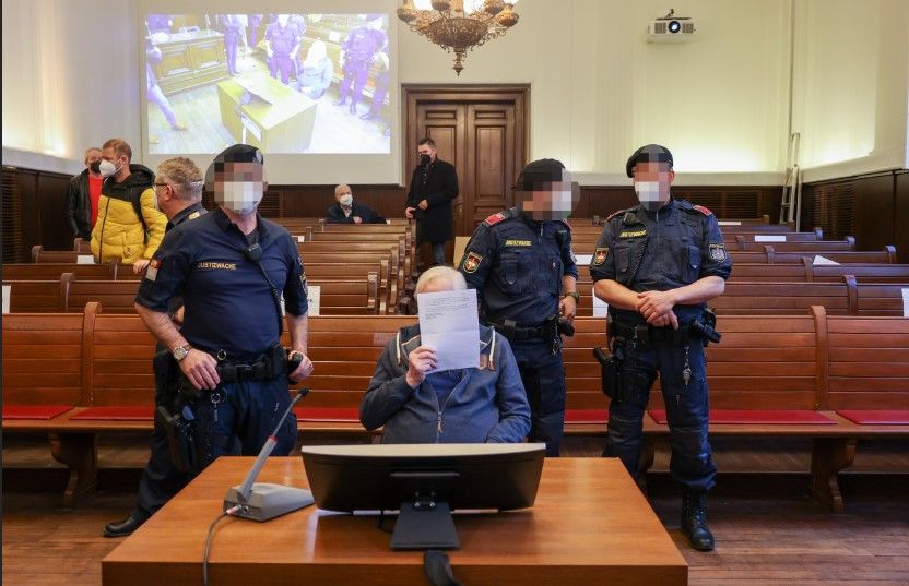 Der Angeklagte (69) muss sich wegen Mordversuchs verantworten.