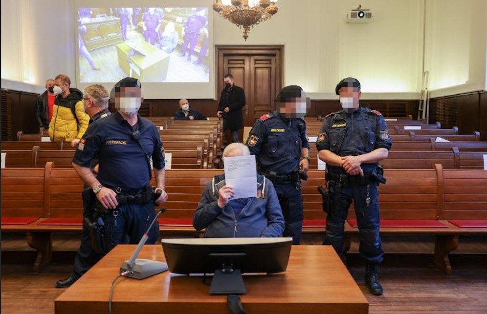 Der Angeklagte (69) muss sich wegen Mordversuchs verantworten.