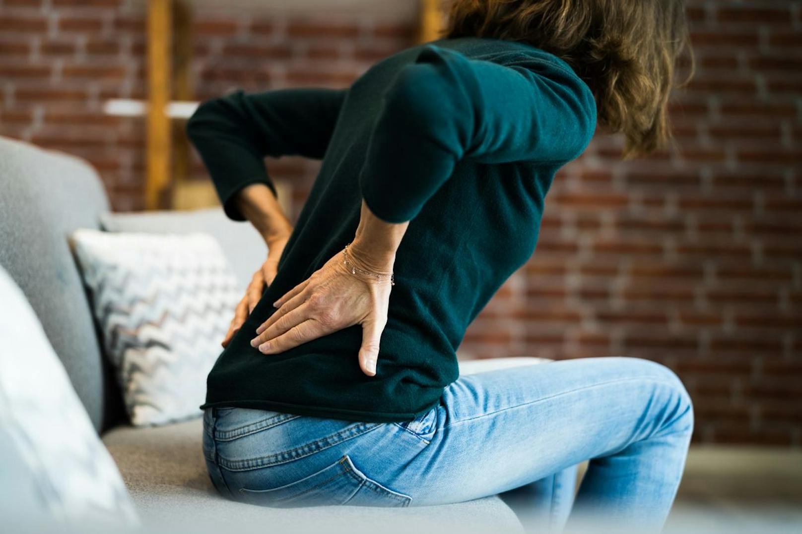 Du hast Rückenschmerzen und leidest oft an Muskelverspannungen. Verzichte auf Medikamente und probiere es mit einer schmerzlindernden Massage. 