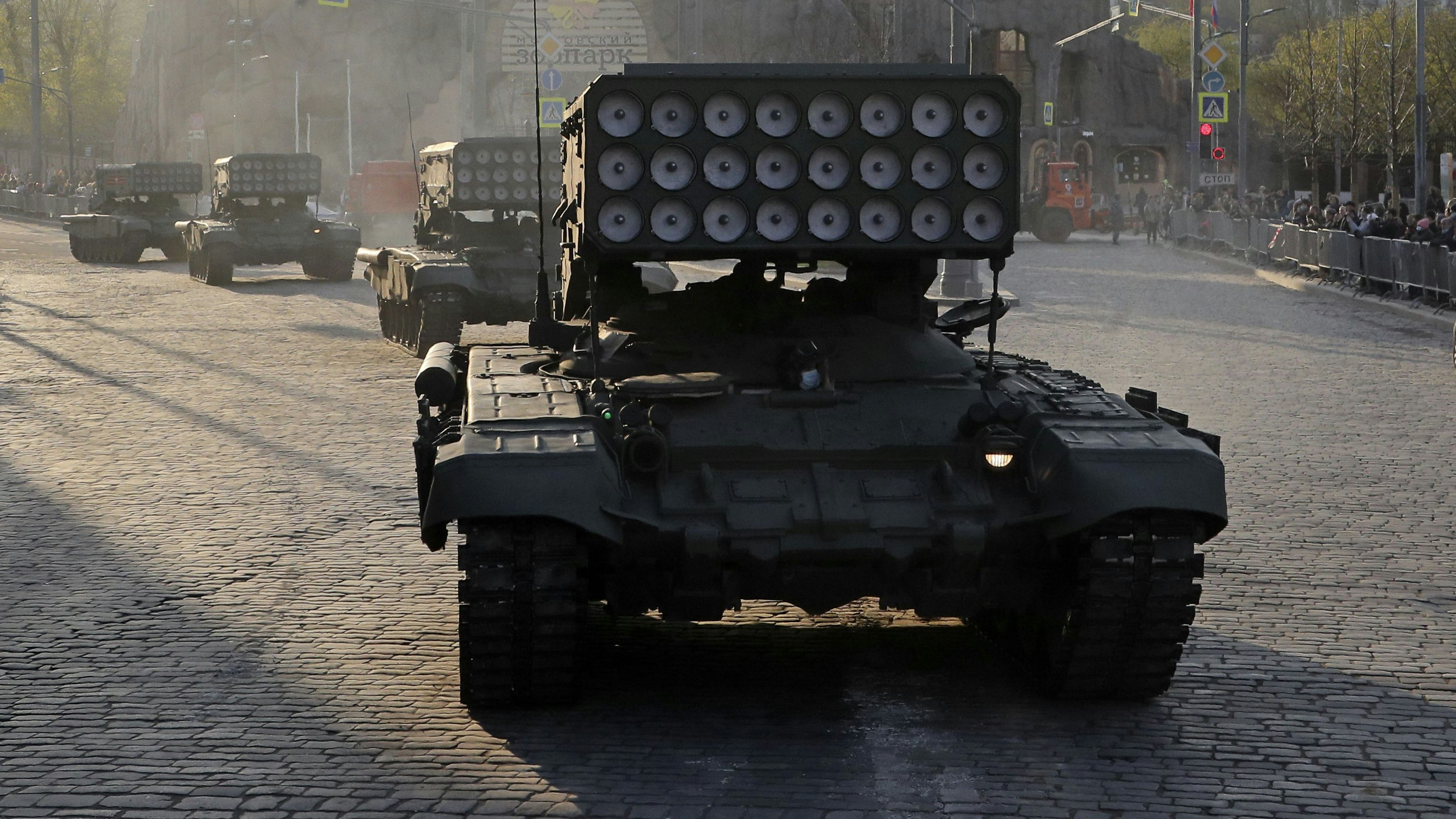 Download von www.picturedesk.com am 01.03.2022 (19:41).  MOSCOW, RUSSIA - APRIL 29, 2021: A TOS-1 Buratino multiple rocket launcher moves along Krasnaya Presnya Street ahead of a rehearsal of the military parade marking the 76th anniversary of the victory over Nazi Germany in World War II. Gavriil Grigorov/TASS - 20210429_PD6493 - Rechteinfo: Rights Managed (RM)