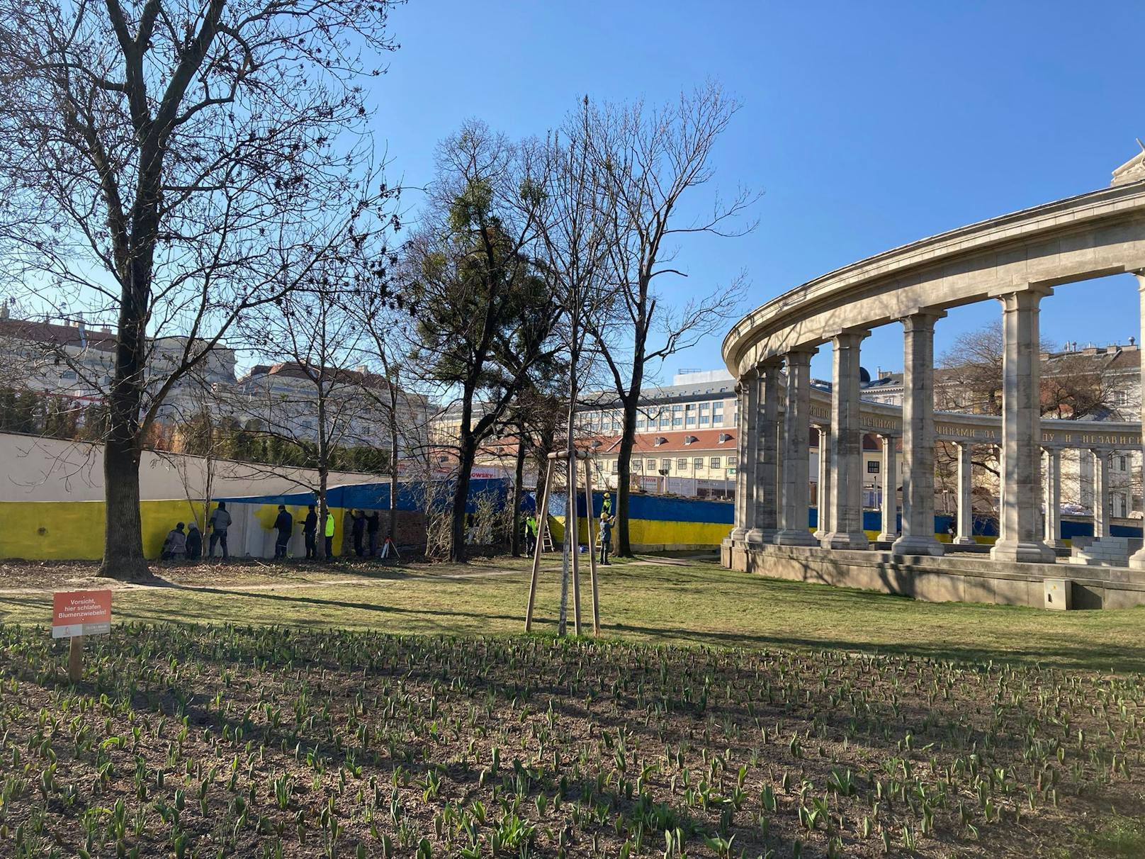 Ukraine-Flagge hinter Russendenkmal 