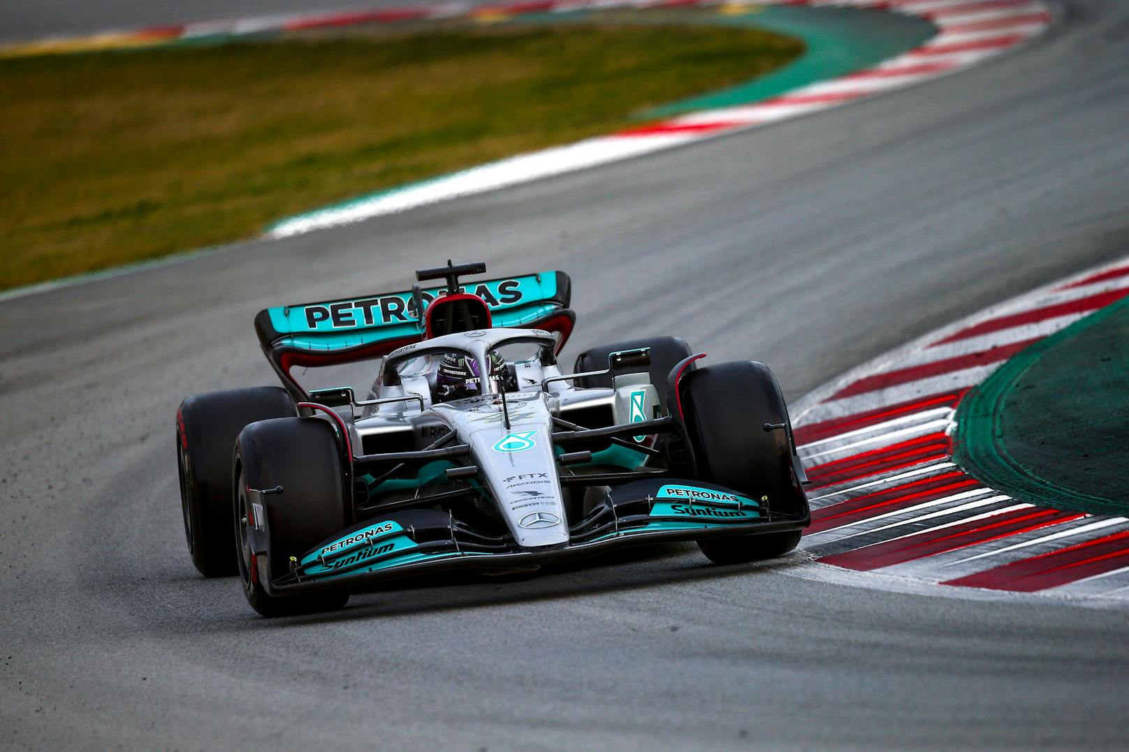 Lewis Hamilton und George Russell greifen im neuen Mercedes-Silberpfeil an