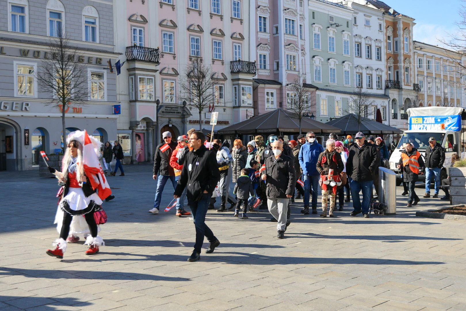 Das kleine Grüpppchen zog am Dienstag durch Linz.
