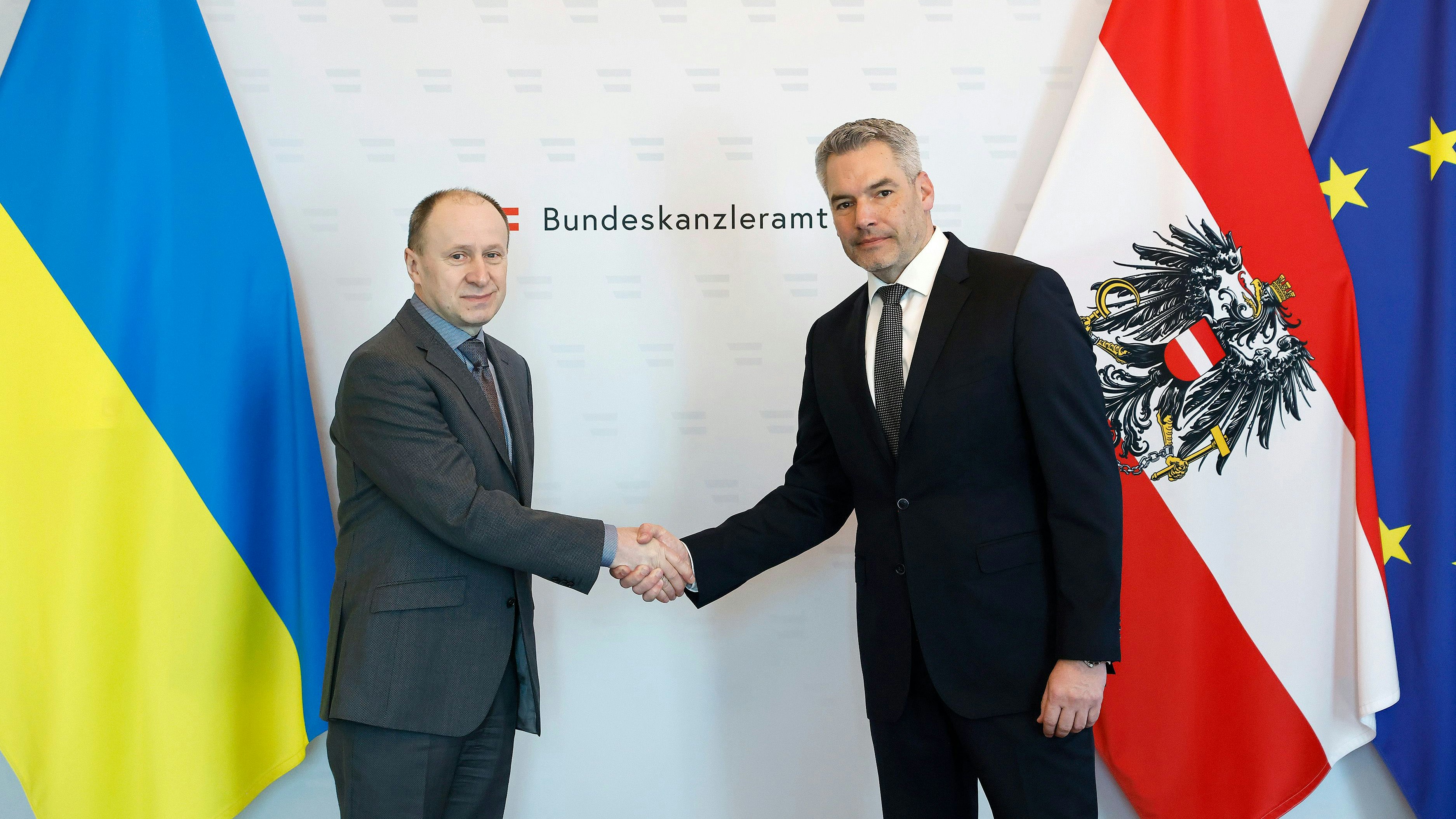 Bundeskanzler Karl Nehammer mit dem ukrainischen Botschafter Dr. Vasyl Khymynets