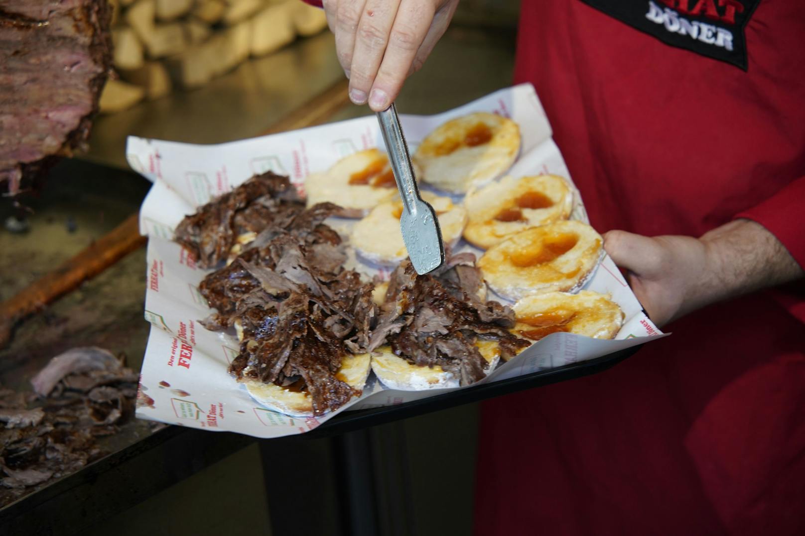 Die klassischen Krapfen von der Bäckerei Mann mit Marillenmarmelade wurden durchgeschnitten. Döner-Spezialist Ferhat legte noch sein Rindfleisch in Bio-Qualität dazu. 