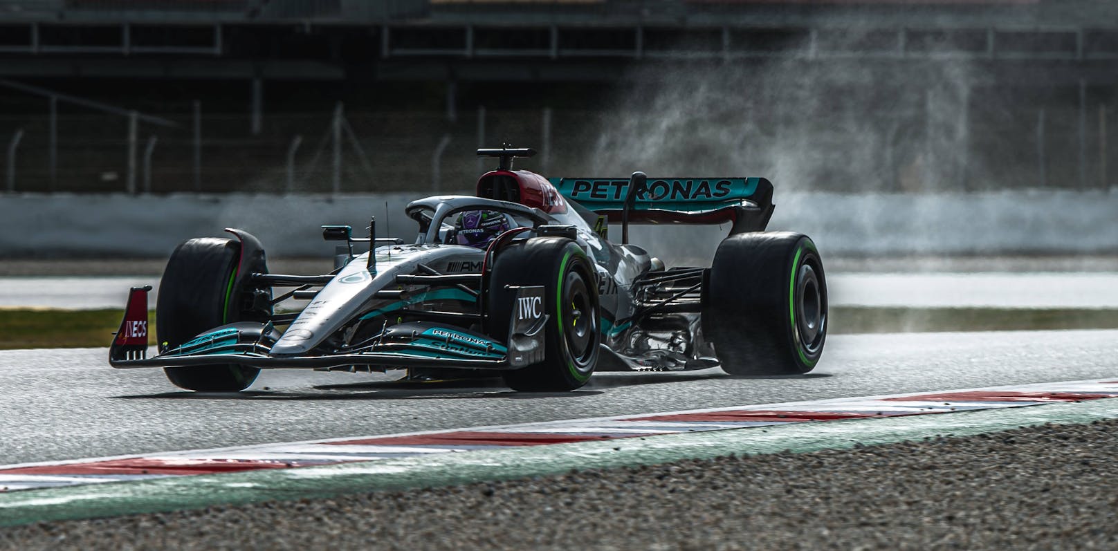 Lewis Hamilton und George Russell greifen im neuen Mercedes-Silberpfeil an