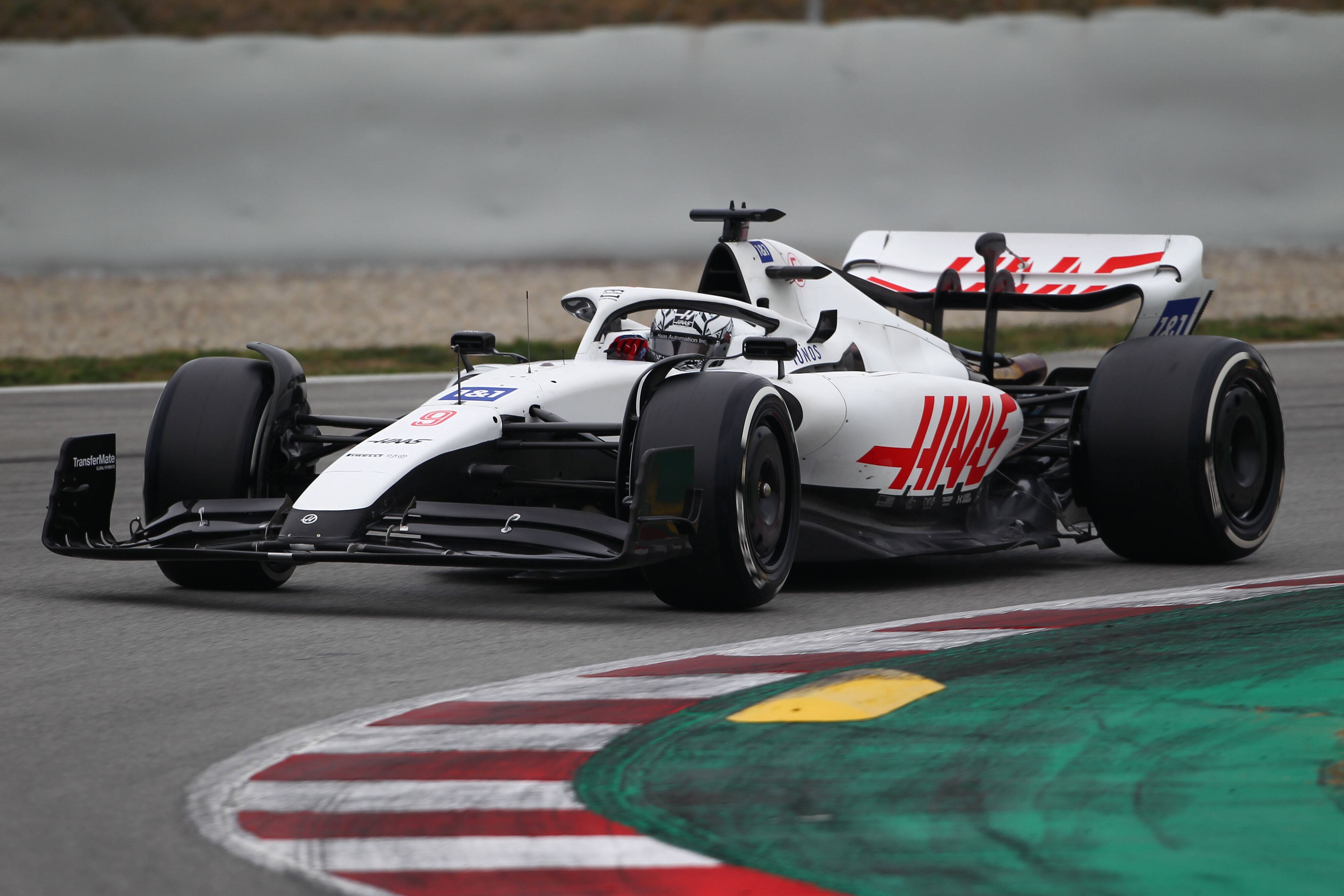 Haas musste aufgrund des Ukraine-Kriegs die russischen Farben von Sponsor Uralkali entfernen. Mick Schumacher ist gesetzt, Nikita Mazepin wackelt hingegen als Fahrer