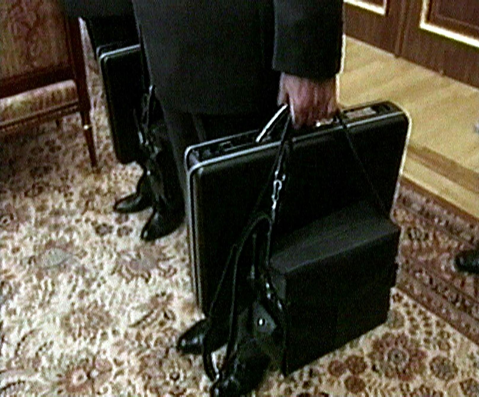 Damit Putin eine atomare Waffe zünden könnte, braucht er eine zweite Person, die auch im Besitz eines schwarzen Koffers ist. (Archivbild 1999)