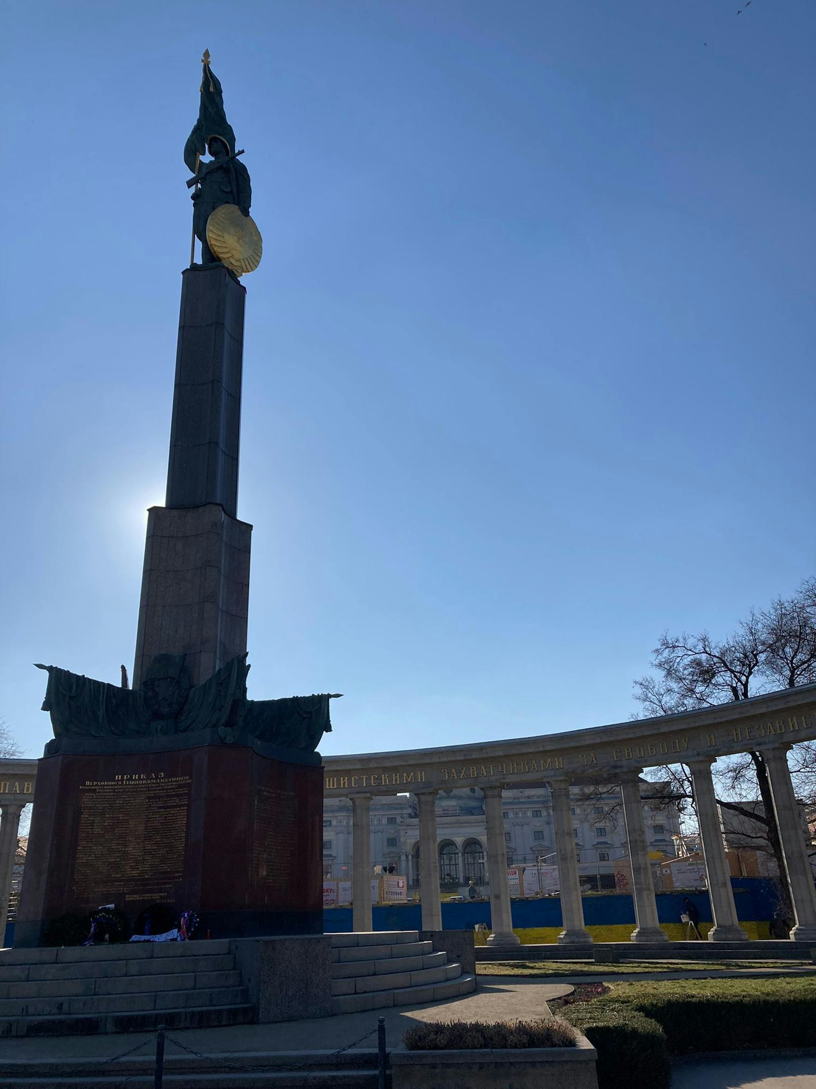 Ukraine-Flagge hinter Russendenkmal 