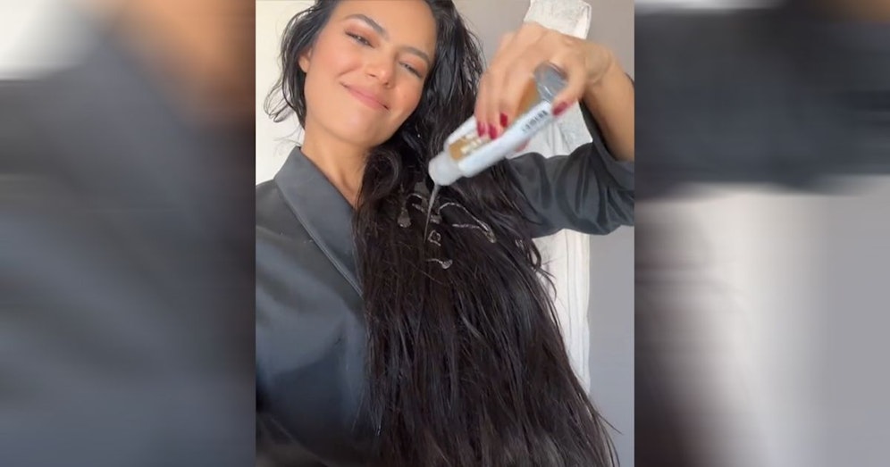 Die Tiktokerin Edelydesigns versucht sich an Gleitgel im Haar für den perfekten Wet-Look. 