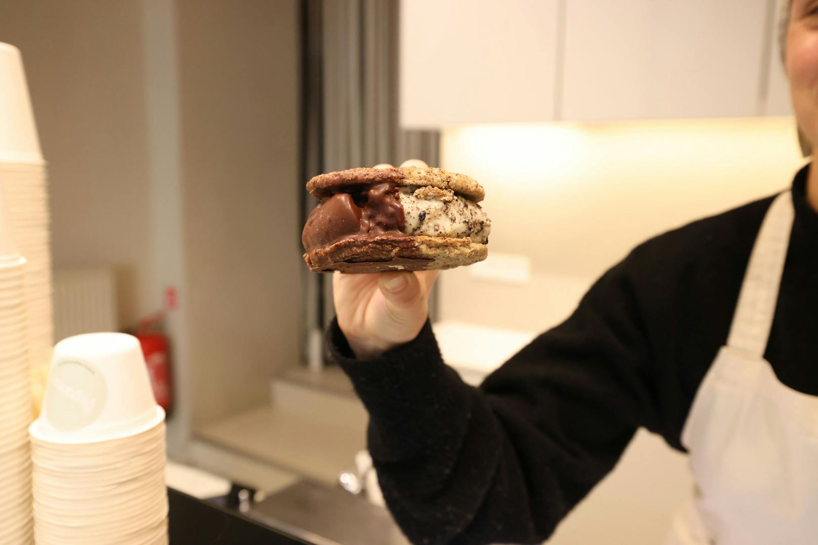 Beliebt sind auch die "Inbetwiener": Eisgefüllte Cookie-Sandwiches.