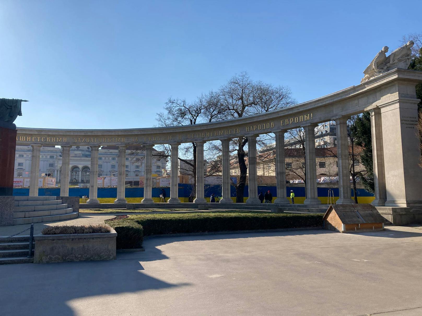 Ukraine-Flagge hinter Russendenkmal 