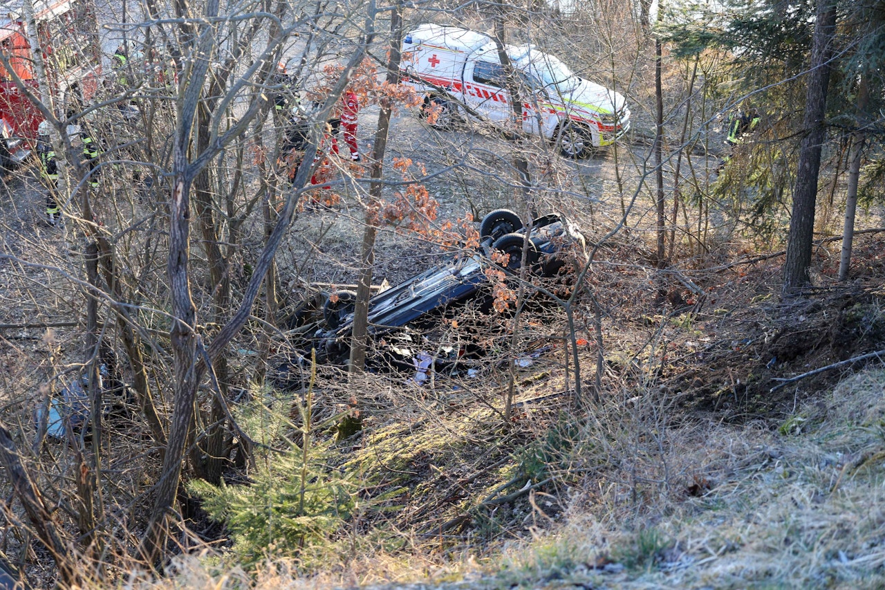 Heute.at - 47-jähriger Innviertler stürzt mit Auto 10 Meter ab