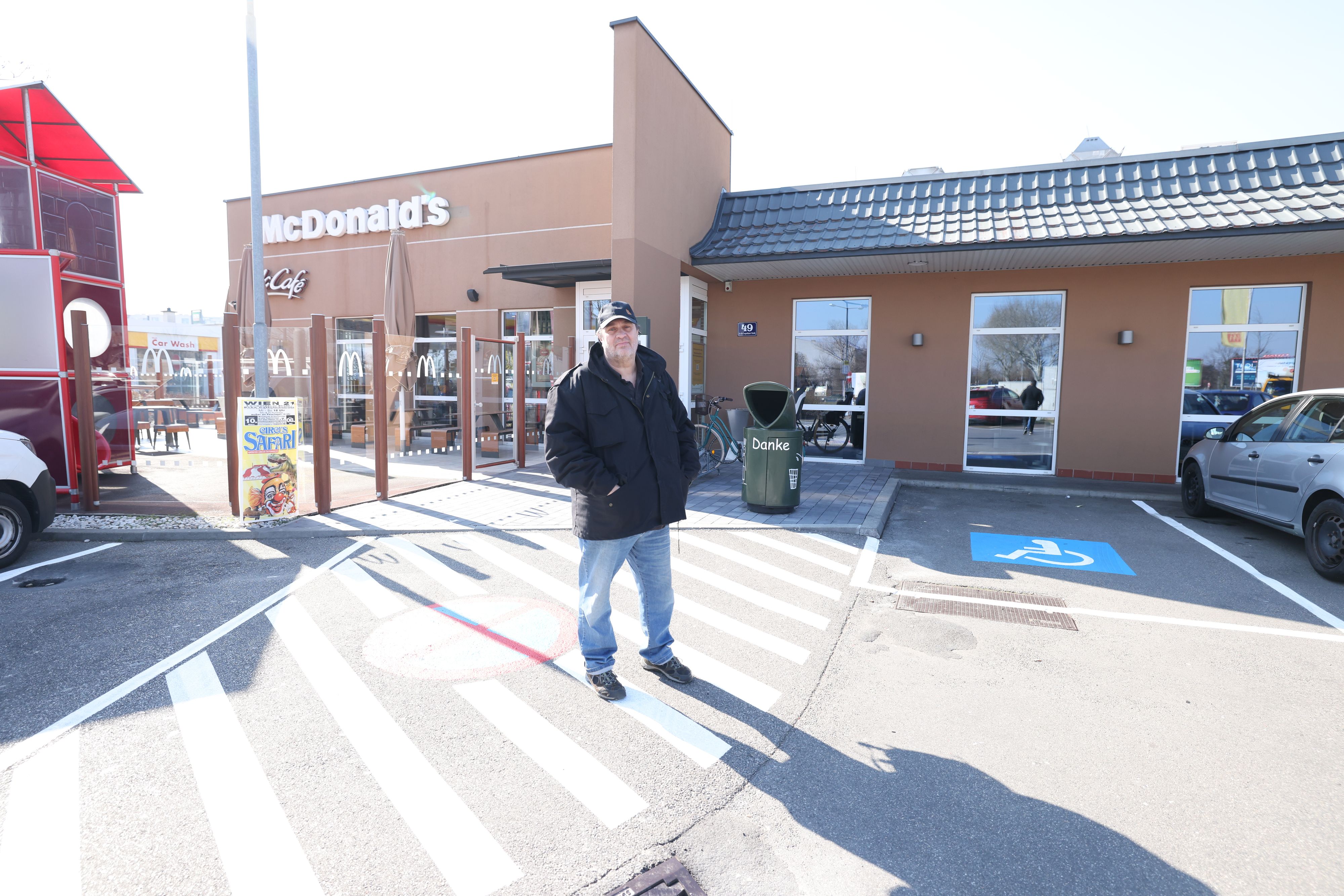 Martin K. (62) vor dem McDonalds-Lokal in Wien-Floridsdorf. 