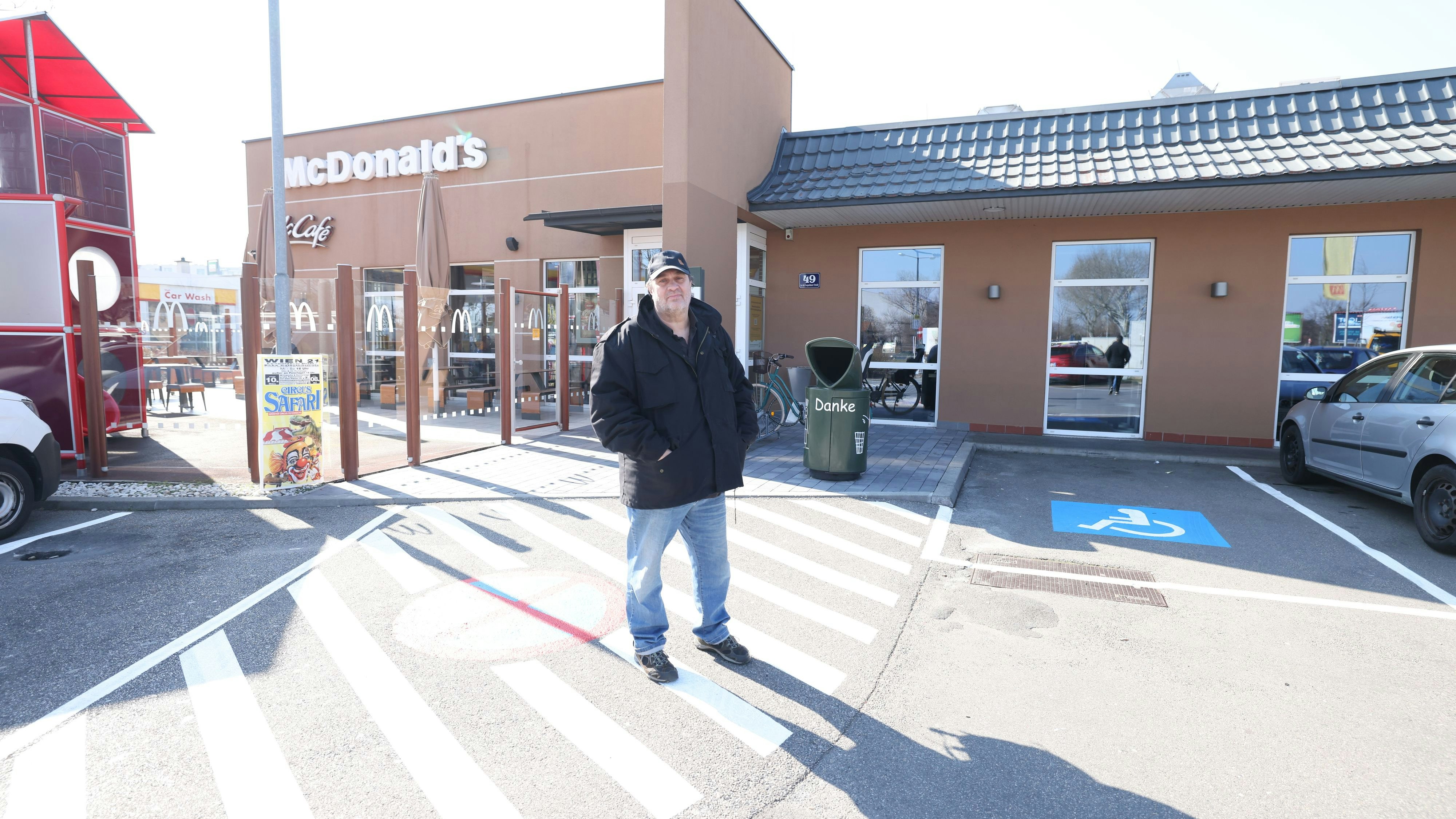 Martin K. (62) vor dem McDonalds-Lokal in Wien-Floridsdorf. 