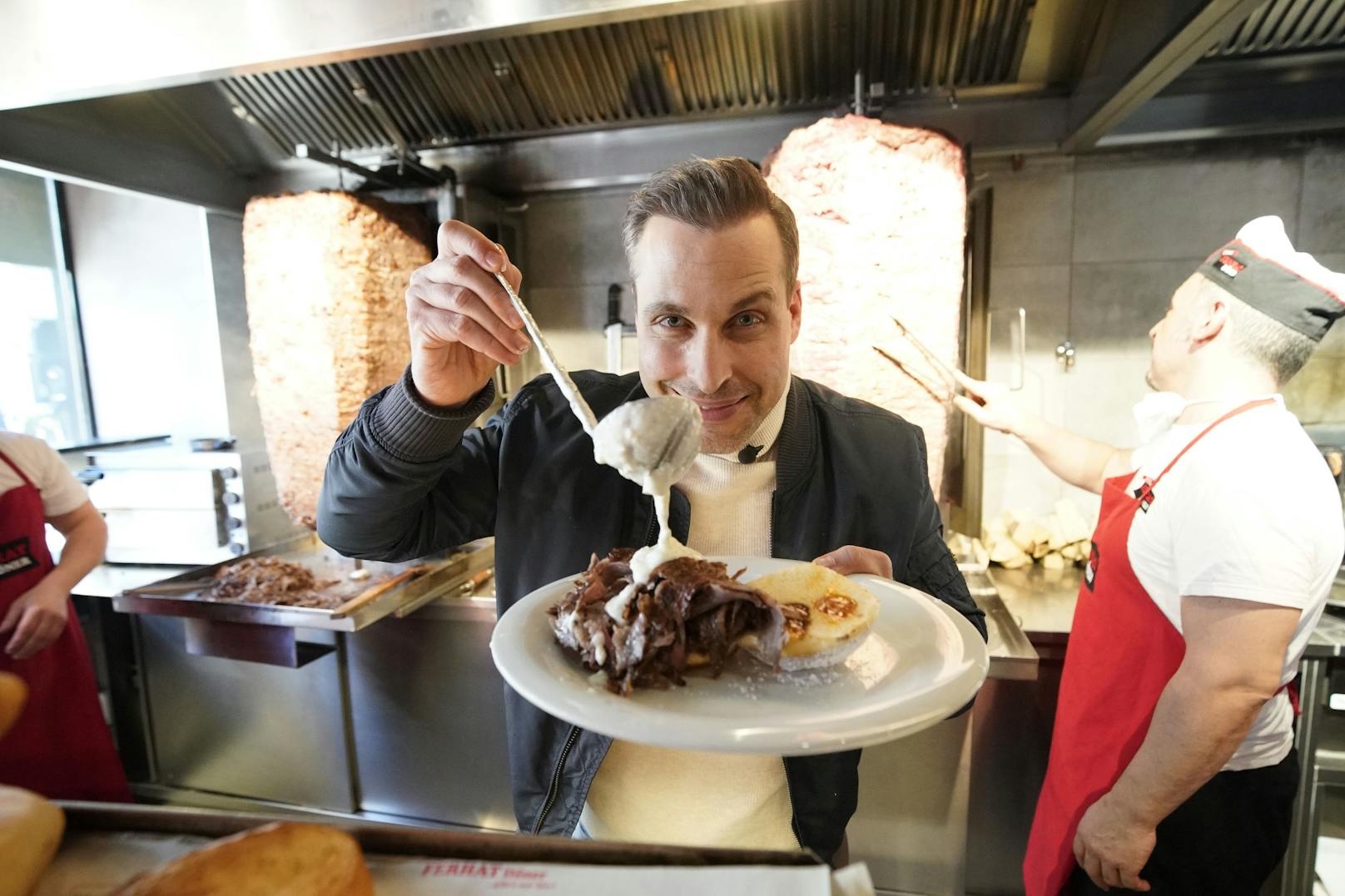 Auf das Rindfleisch kommt die klassische Kebap-Joghurtsauce: "Das passt gut zur Marmelade".