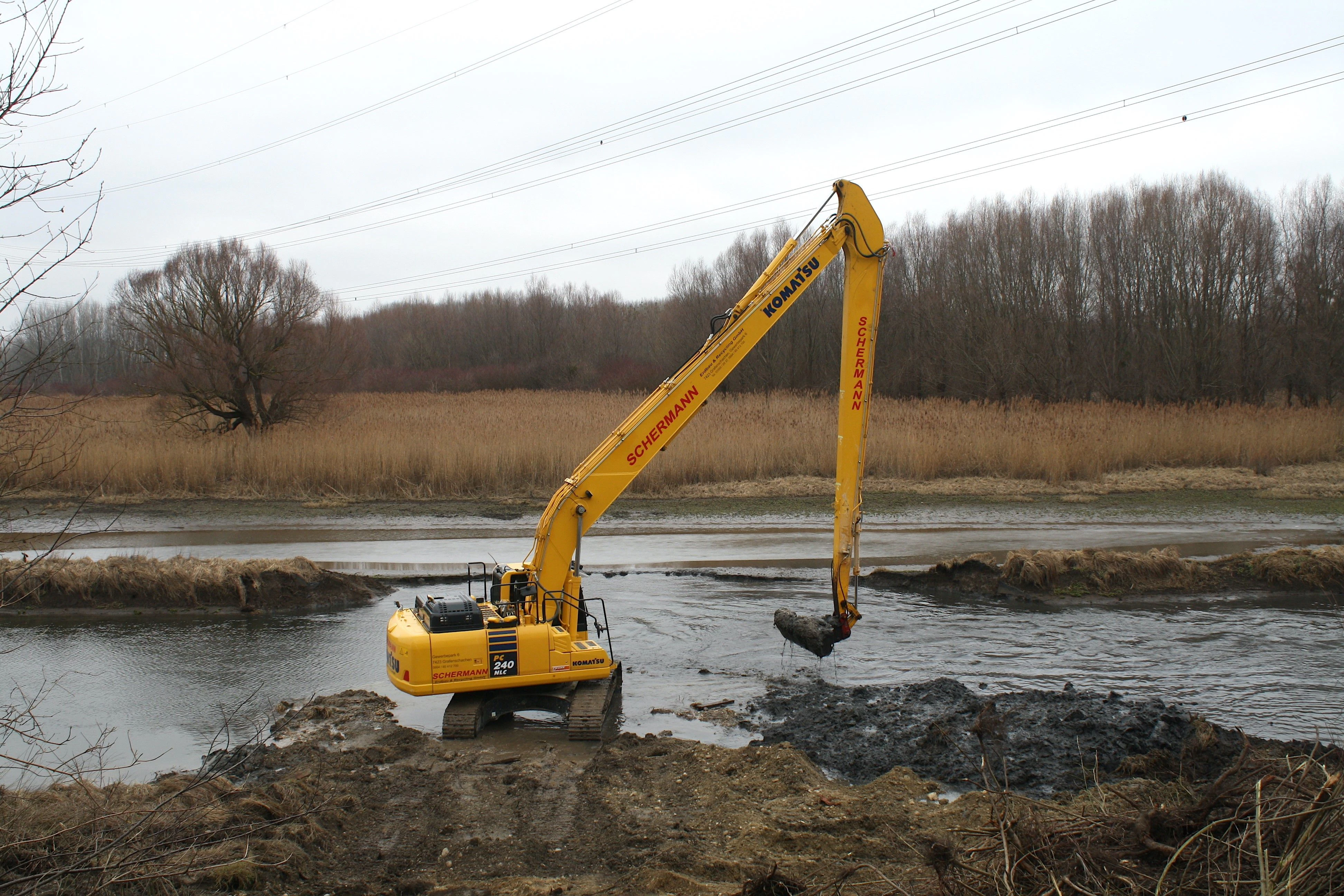 Baggerarbeiten im Fischamender Winterhafen, um Laichplätze der Fische in den Flachwasserzonen der Fischa zu retten.
