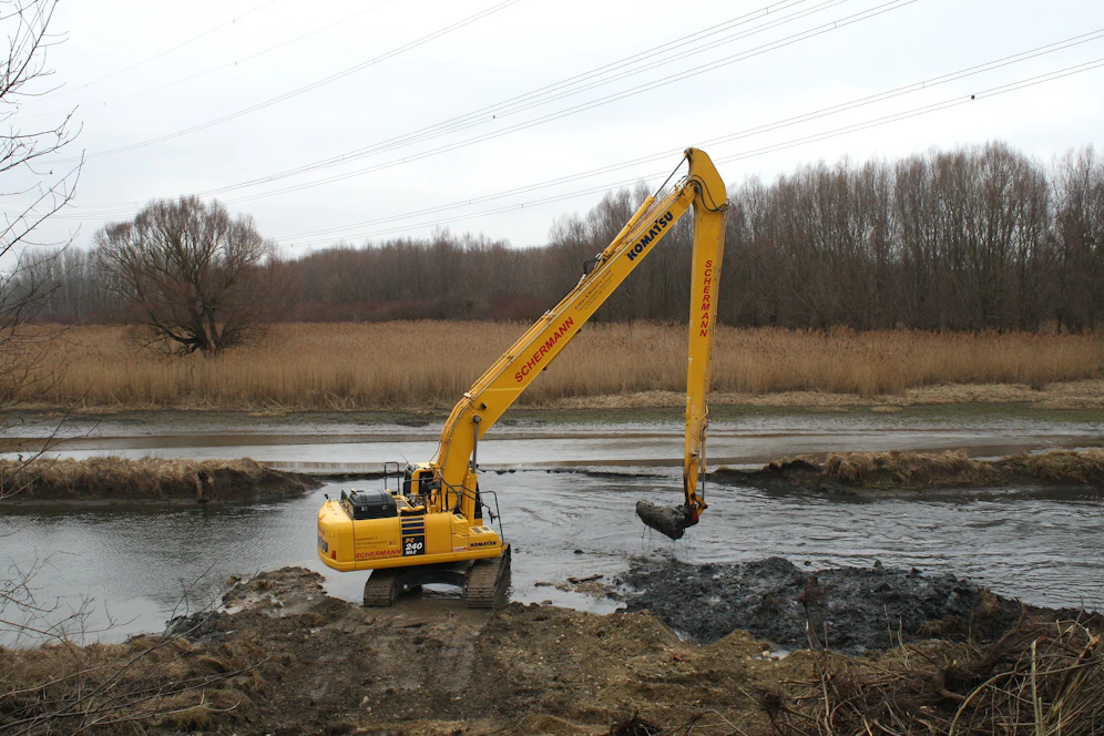 Baggerarbeiten im Fischamender Winterhafen, um Laichplätze der Fische in den Flachwasserzonen der Fischa zu retten.