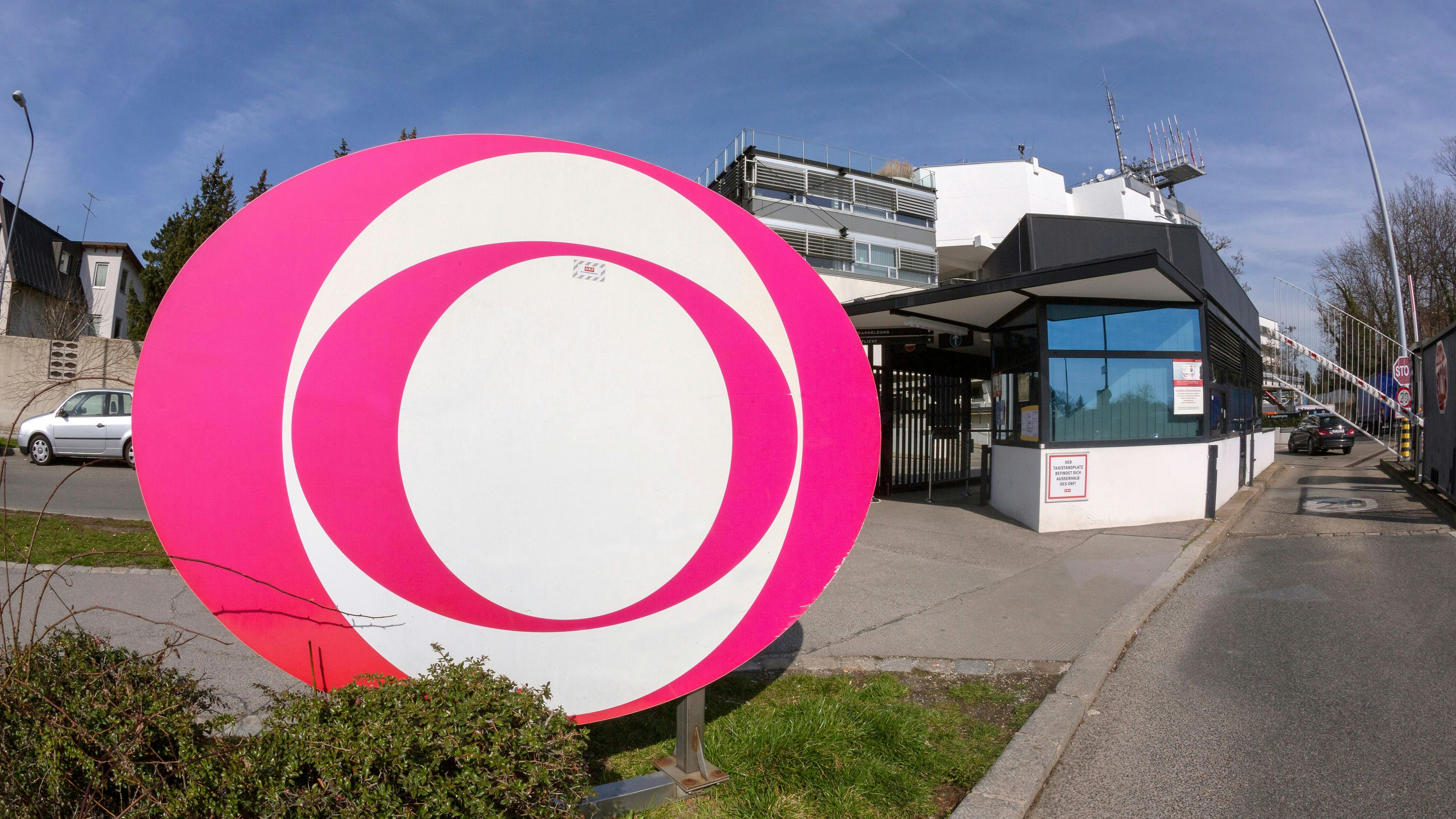 Blick auf das ORF Zentrum samt Logo am Wiener Küniglberg.