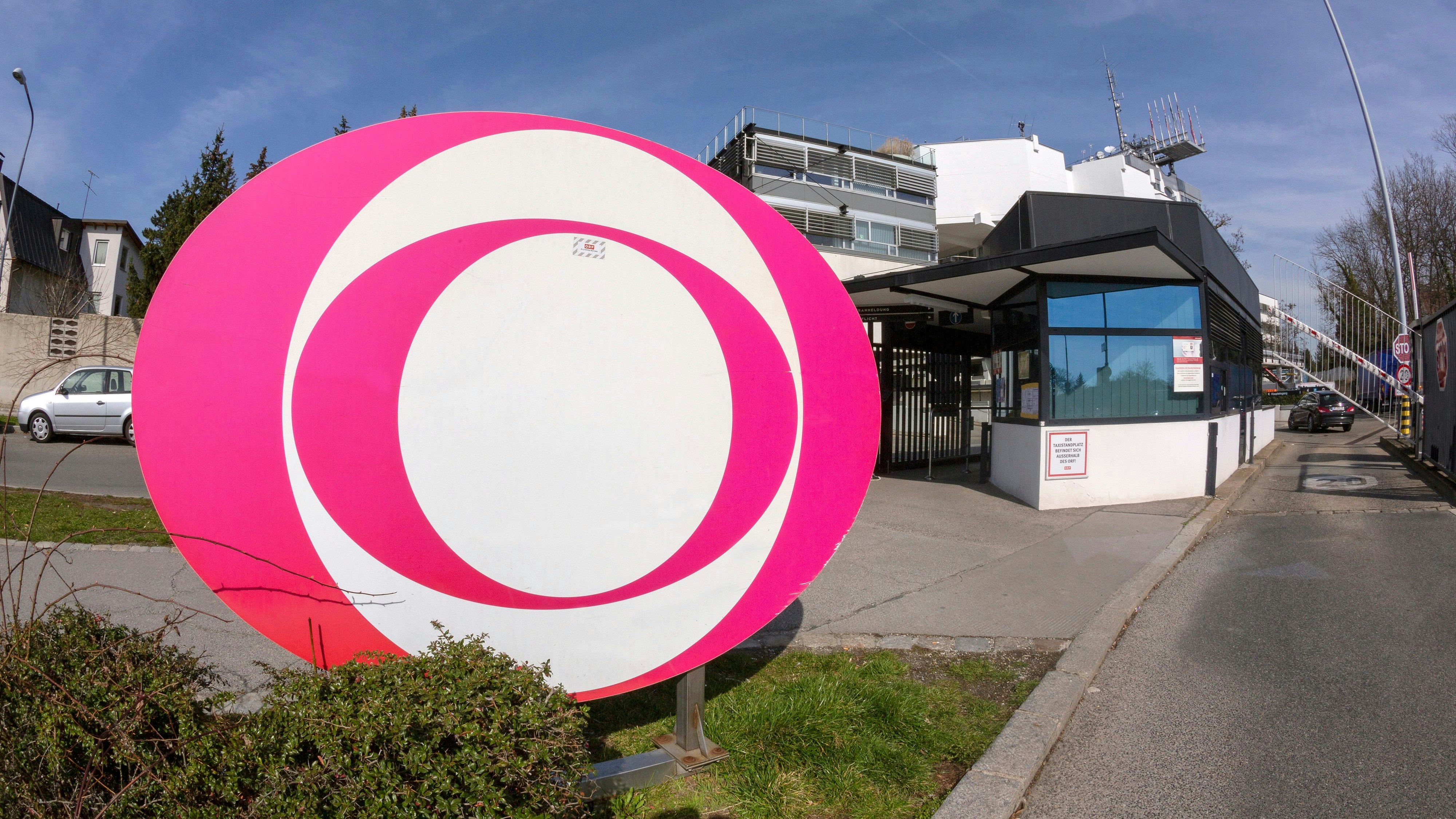 Blick auf das ORF Zentrum samt Logo am Wiener Küniglberg.