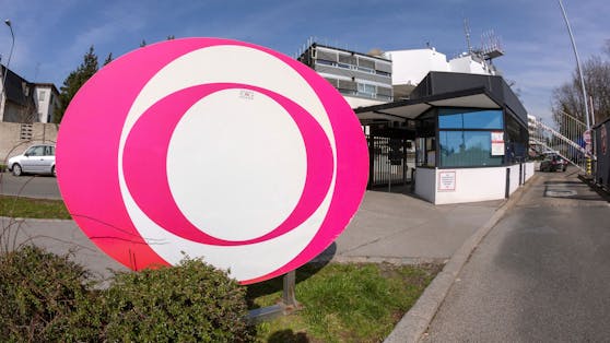 Blick auf das ORF Zentrum samt Logo am Wiener Küniglberg.