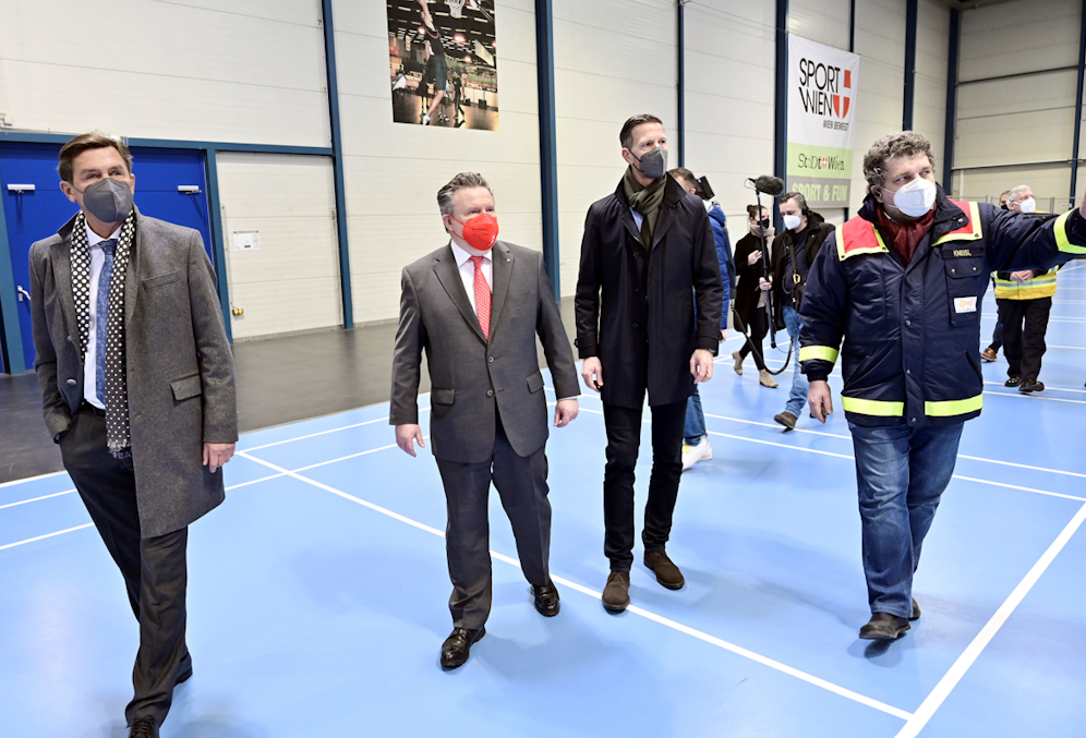 Bürgermeister Michael Ludwig (2.v.li.) und Stadtrat Peter Hanke (li., beide SPÖ) machten sich ein Bild vom Ankunftszentrum in der Leopoldstadt. Der Betrieb soll am Donnerstag starten.