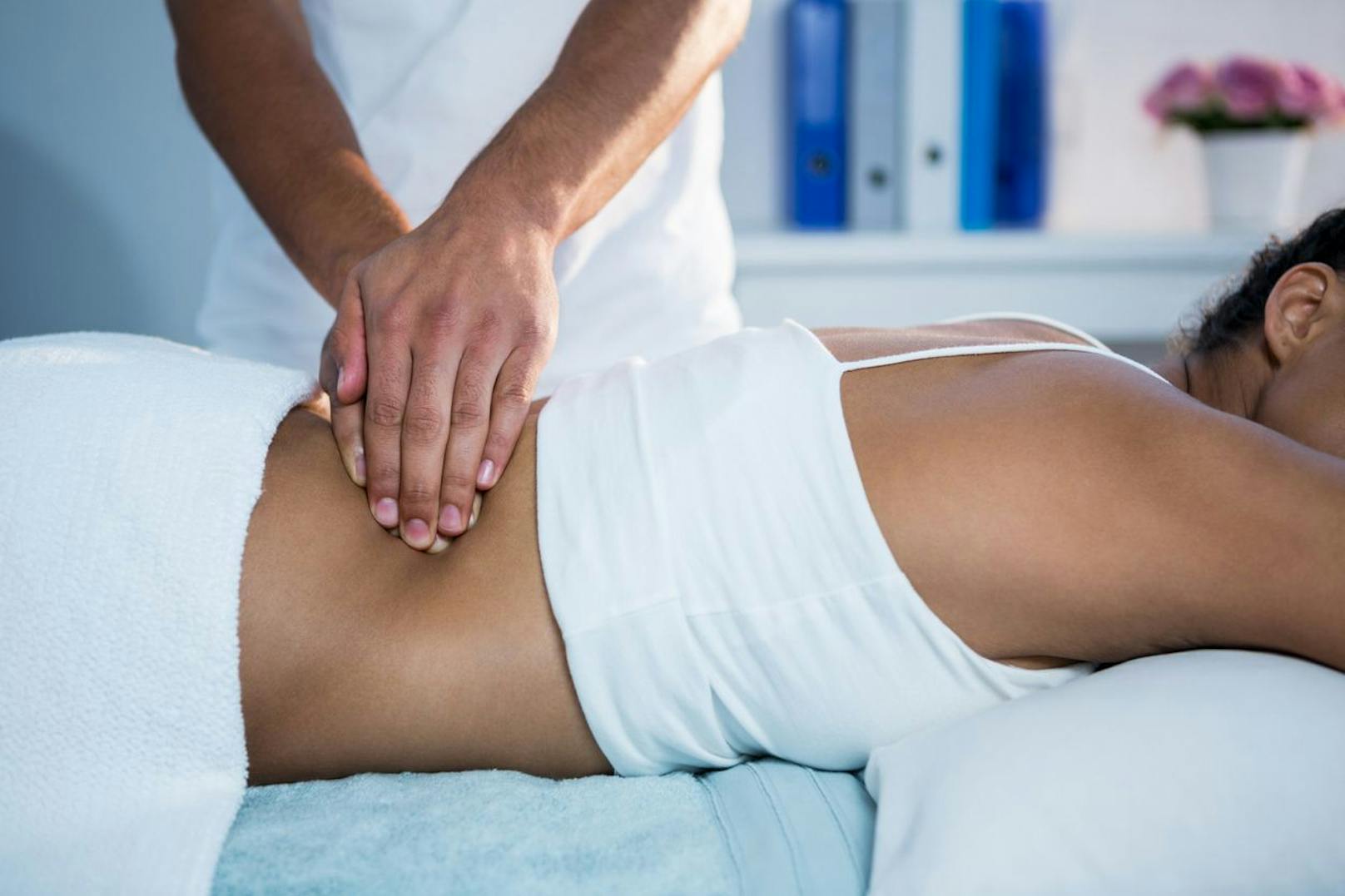 Wer nach einer schweren Verletzung noch Probleme mit Narbengewebe hat, sollte eine Deep-Tissue-Massage als Behandlungsmethode in Erwägung ziehen, um diese zu lockern.