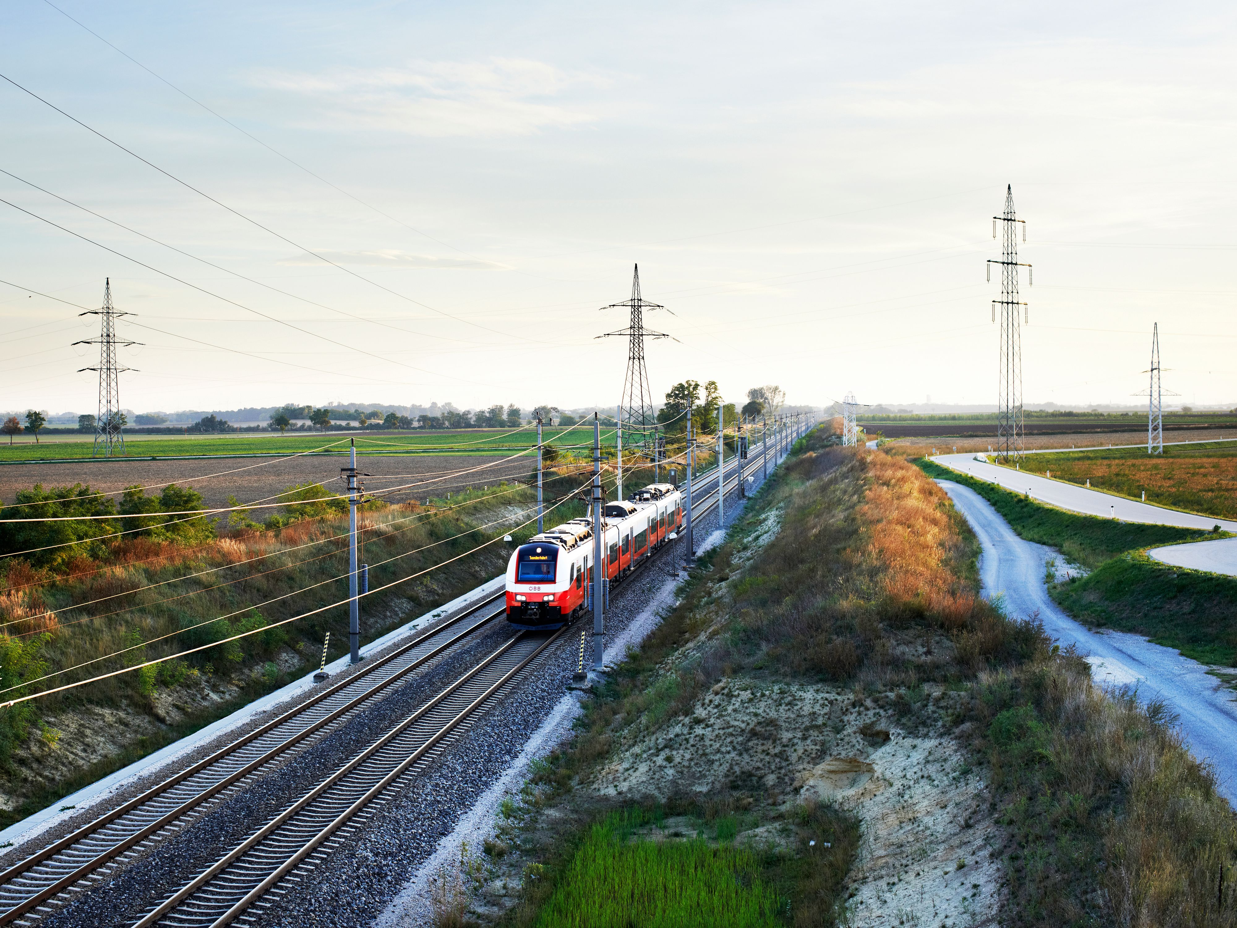 Die Personen wurden von einem Regionalexpress erfasst. (Symbolbild)