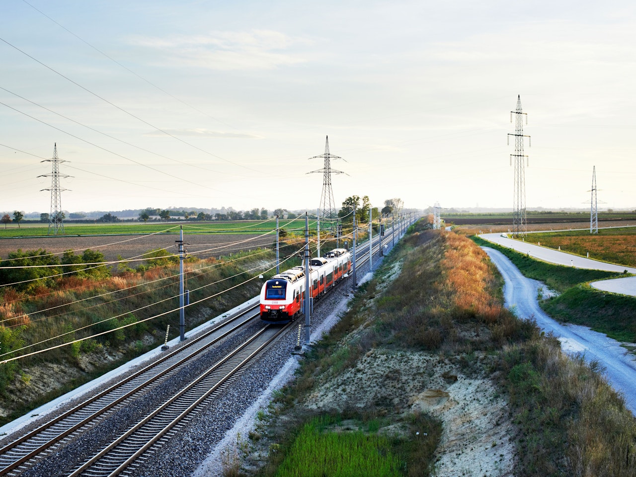 Heute.at - Todes-Drama im Burgenland – 2 Personen von Zug erfasst
