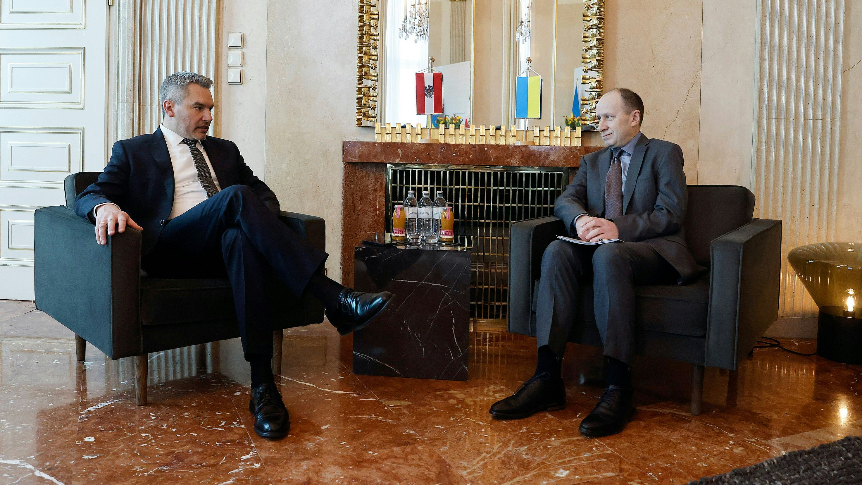 Bundeskanzler Karl Nehammer mit dem ukrainischen Botschafter Dr. Vasyl Khymynets.