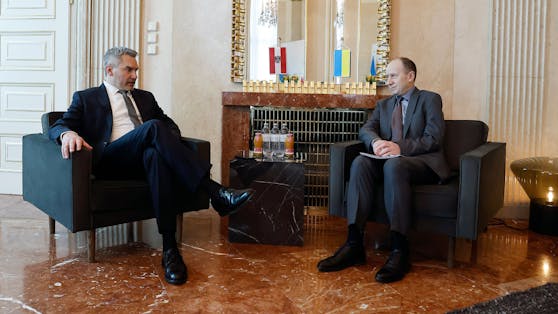 Bundeskanzler Karl Nehammer mit dem ukrainischen Botschafter Dr. Vasyl Khymynets.
