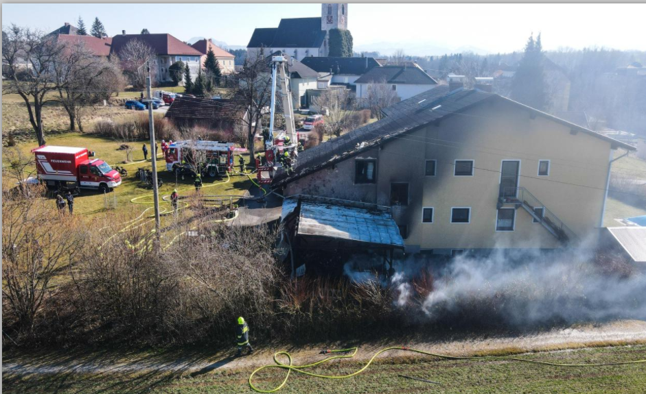 Das Feuer griff vom Hausanbau auf das Wohnhaus über.