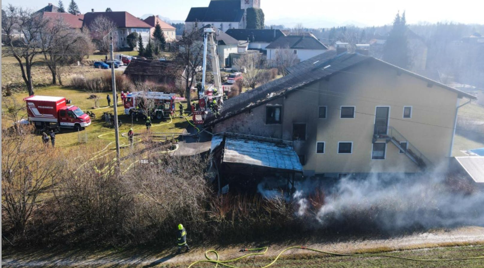 Das Feuer griff vom Hausanbau auf das Wohnhaus über.