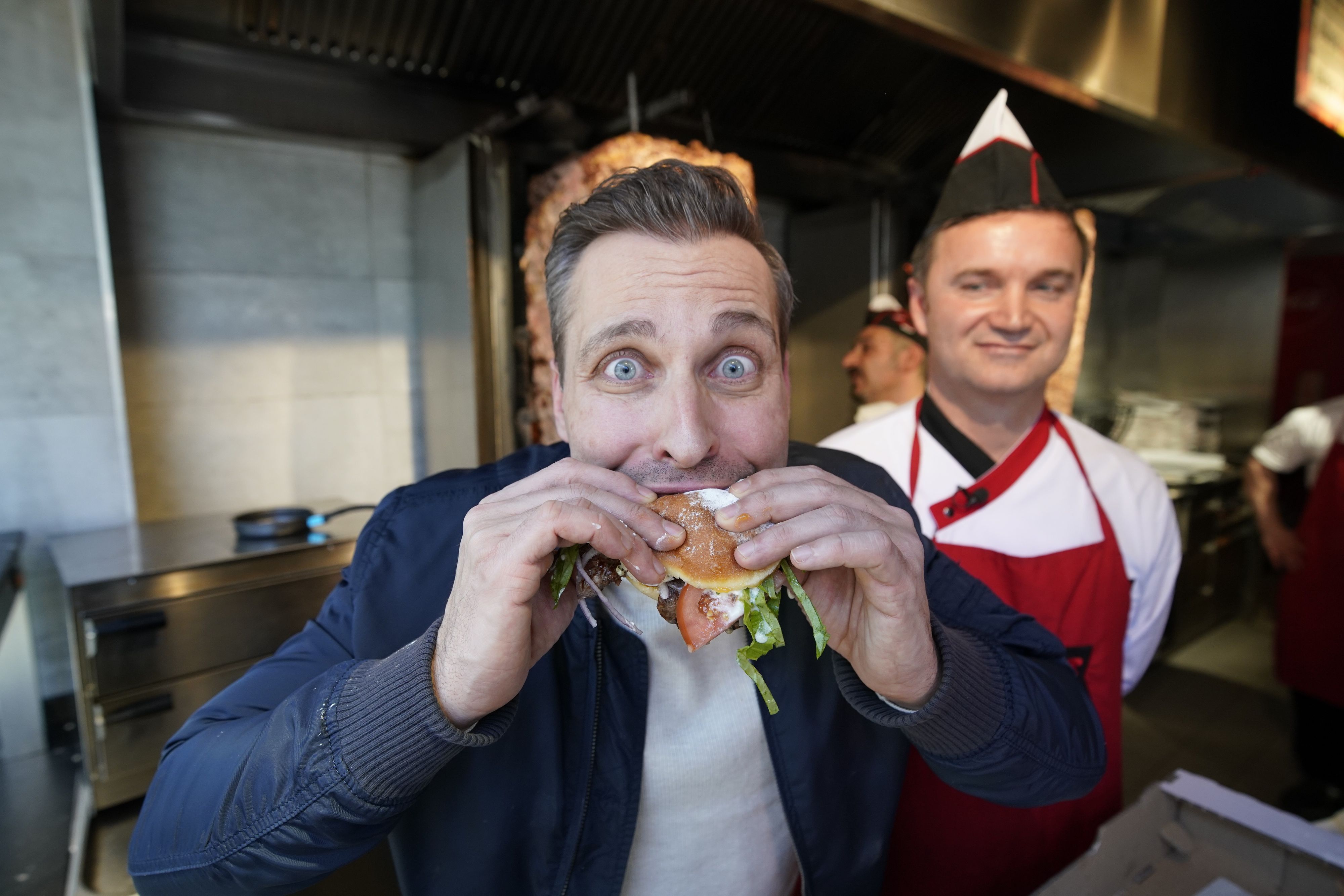Puls4-Moderator Chris Stephan verkostet einen Döner-Krapfen.