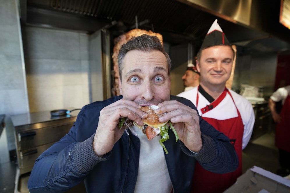 Puls4-Moderator Chris Stephan verkostet einen Döner-Krapfen.