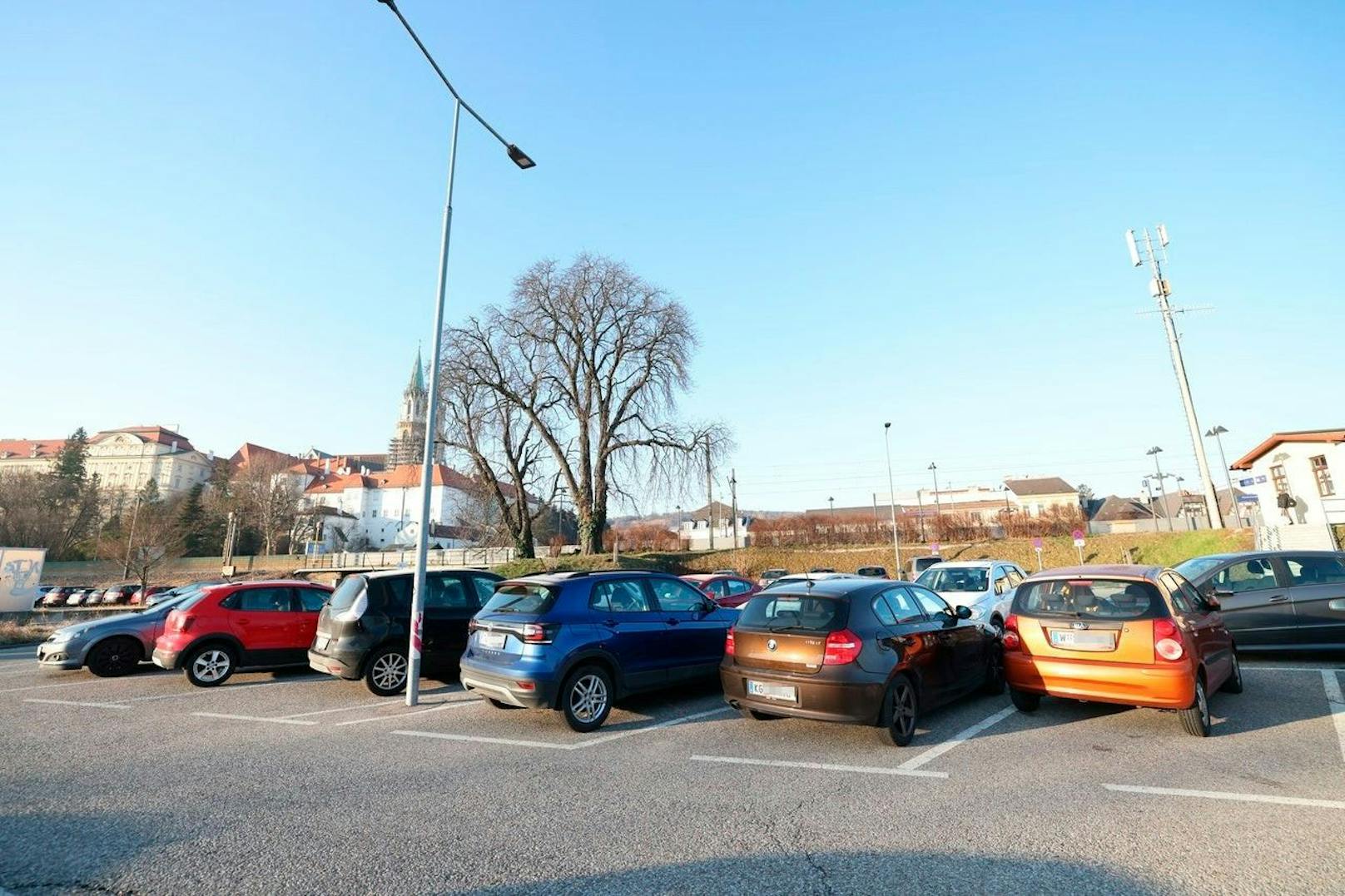 Volle Parkplätze in Klosterneuburg, Leere in Wien: Die Auswirkungen des Parkpickerls sind spürbar.
