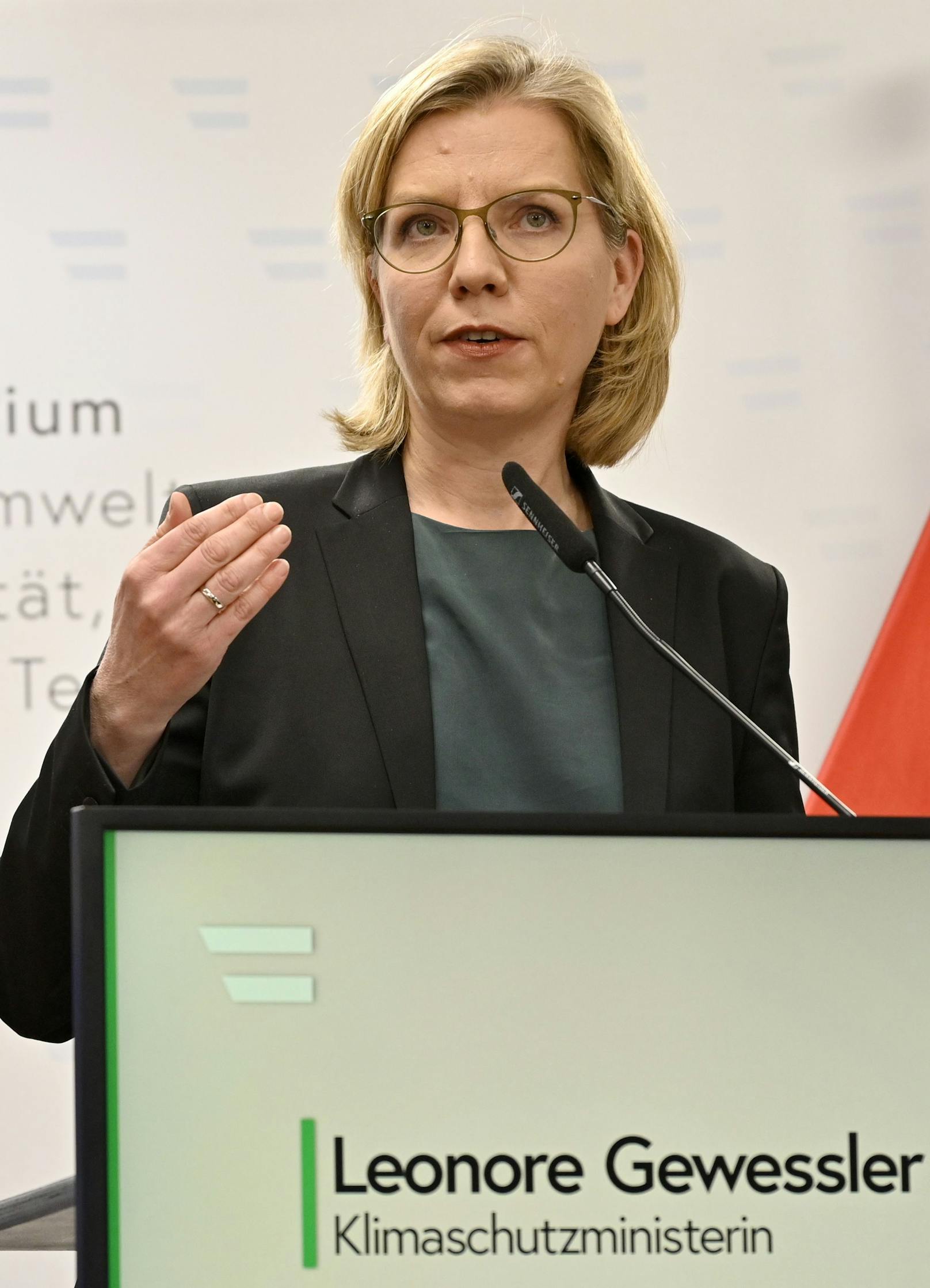 Klimaschutzministerin Leonore Gewessler (Grüne) bei ihrem Pressestatement nach der Sitzung des Energielenkungsbeirats am 1. März 2022 in Wien.