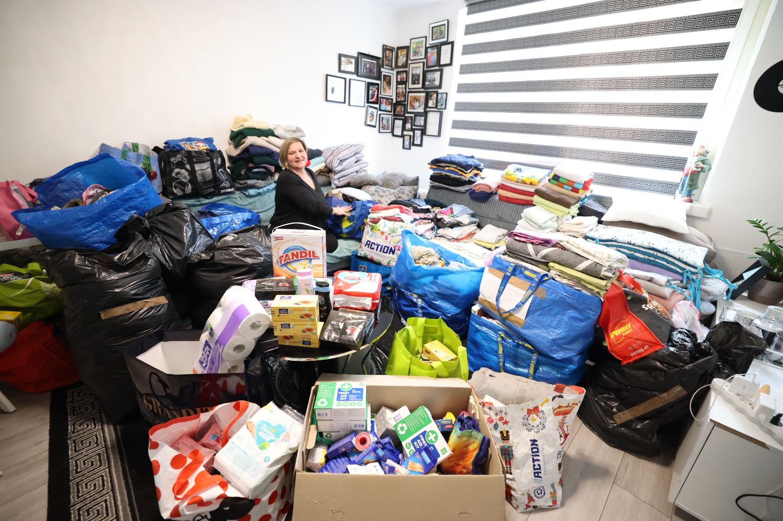 Die Wienerin Kinga Ignasiak (40) sortiert in ihrem Wohnzimmer Tag und Nacht Spenden, die an geflüchtete Ukrainer in Polen gehen.