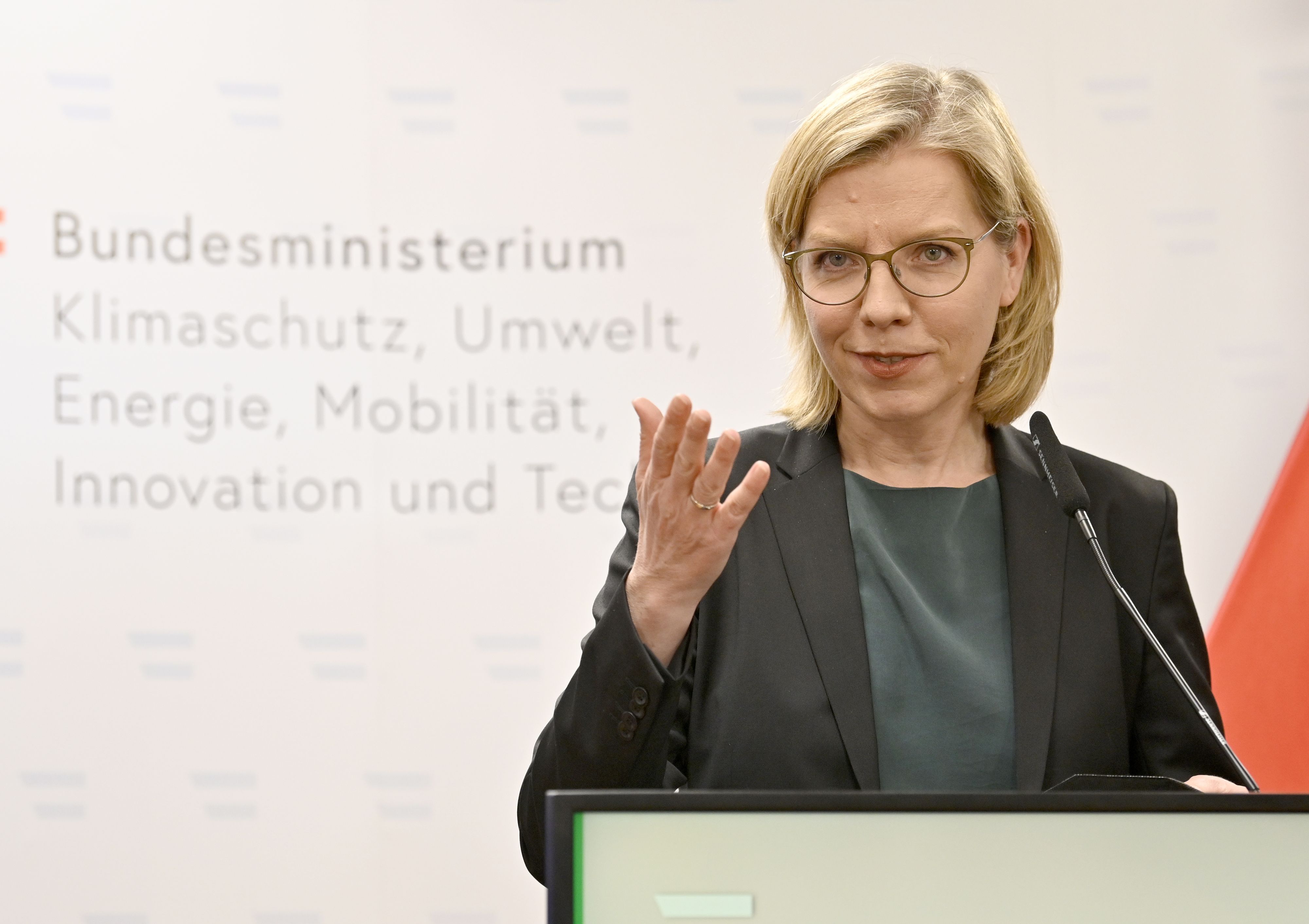 Download von www.picturedesk.com am 01.03.2022 (18:32).  ABD0103_20220301 - WIEN - ÖSTERREICH: Klimaschutzministerin Leonore Gewessler (Grüne) anl. eines Pressestatement nach der Sitzung des Energielenkungsbeirats - am Dienstag 01. März 2022 in Wien. - FOTO: APA/HANS PUNZ - 20220301_PD8796 - Rechteinfo: Rights Managed (RM)