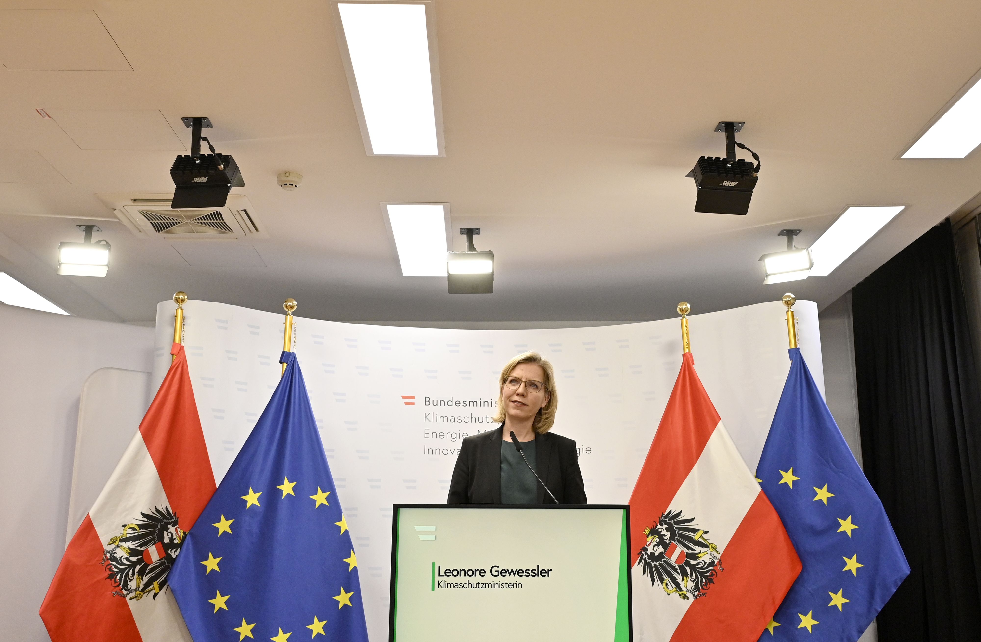 Download von www.picturedesk.com am 01.03.2022 (18:32).  ABD0100_20220301 - WIEN - ÖSTERREICH: Klimaschutzministerin Leonore Gewessler (Grüne) anl. eines Pressestatement nach der Sitzung des Energielenkungsbeirats - am Dienstag 01. März 2022 in Wien. - FOTO: APA/HANS PUNZ - 20220301_PD8584 - Rechteinfo: Rights Managed (RM)