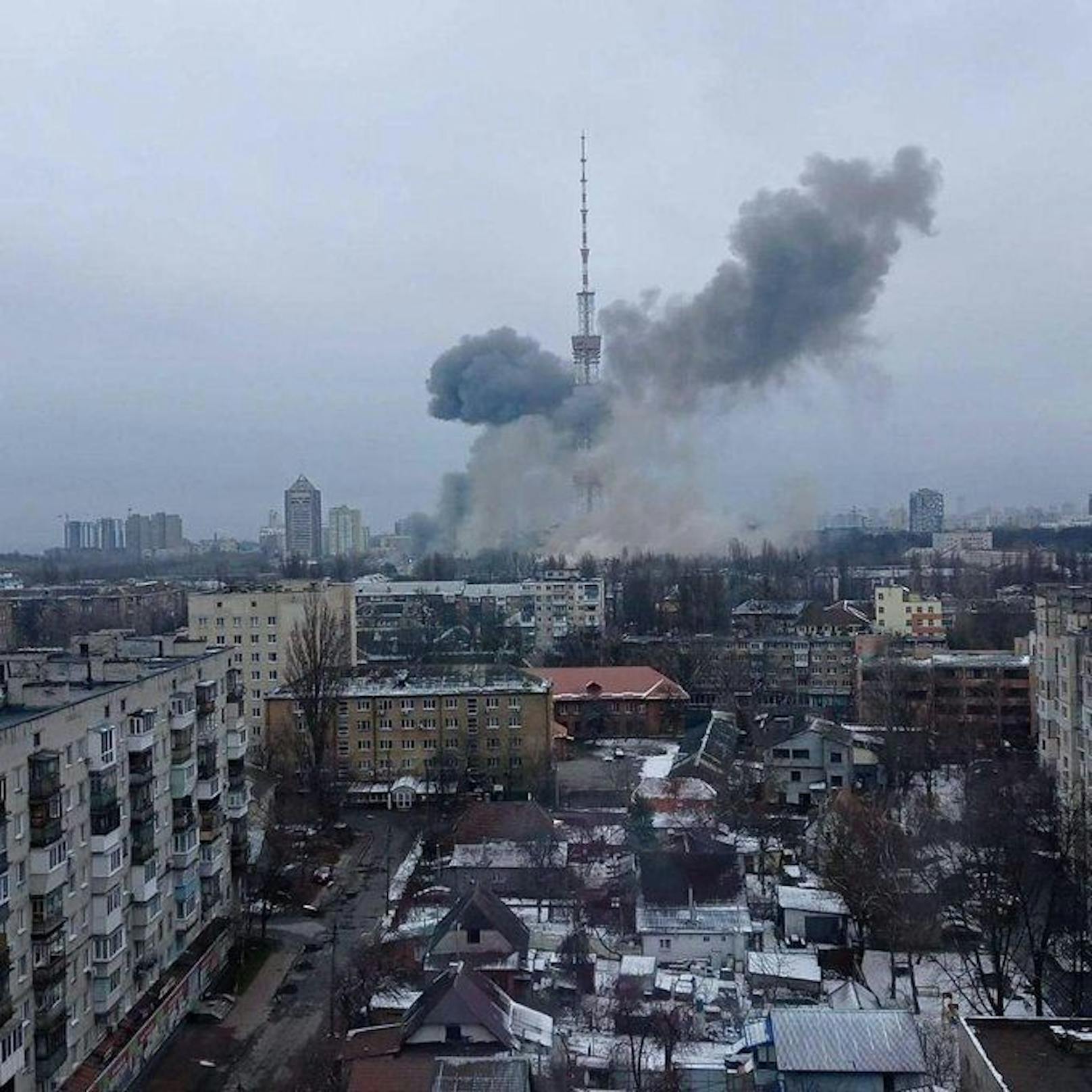 Der Fernsehturm von Kiew wurde durch russischen Angriff getroffen und beschädigt.