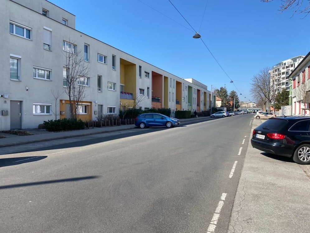 Gähnende Leere in Liesing: Wo früher alles zugeparkt war, stehen jetzt kaum noch Fahrzeuge.