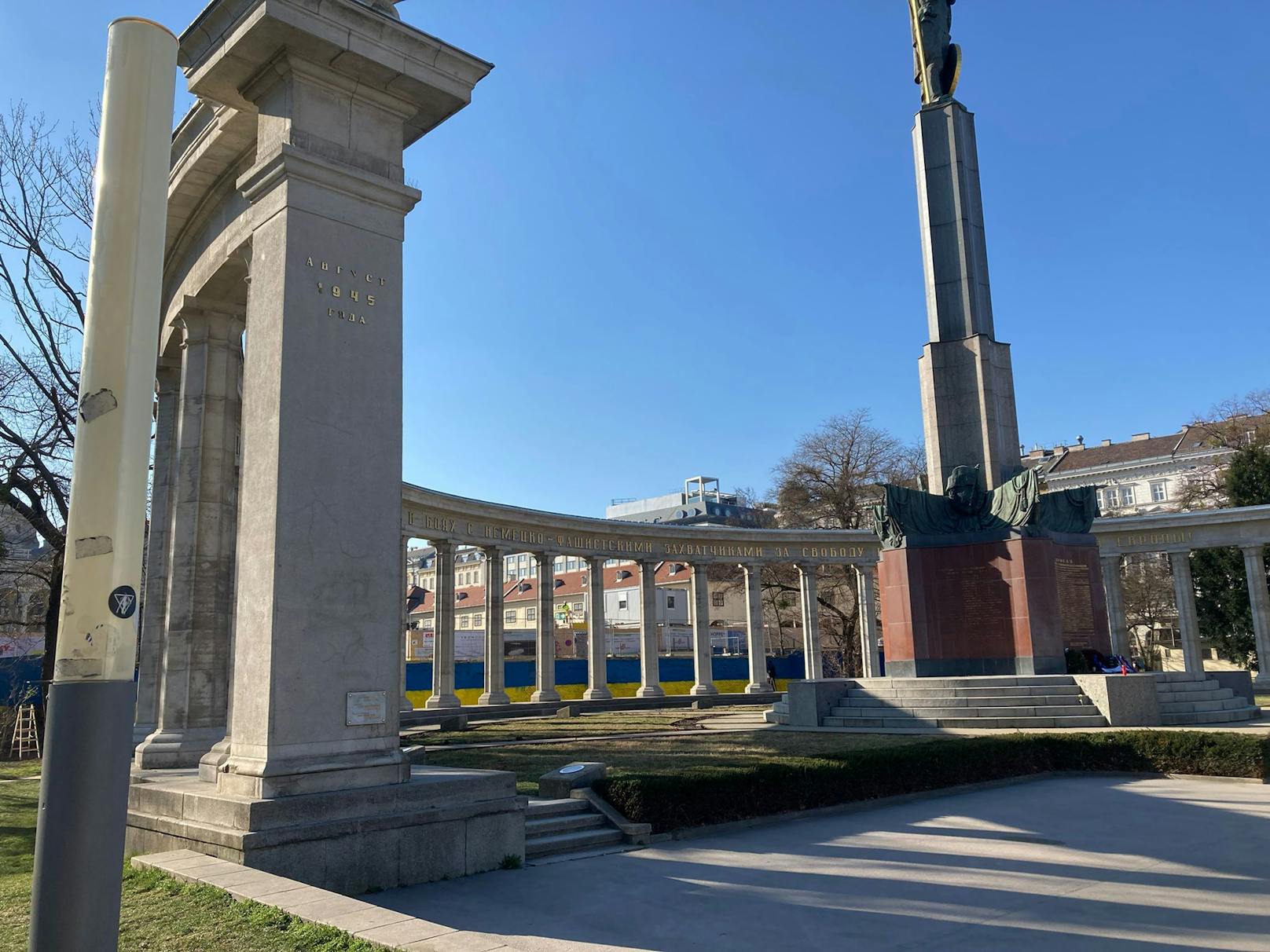 Ukraine-Flagge hinter Russendenkmal 