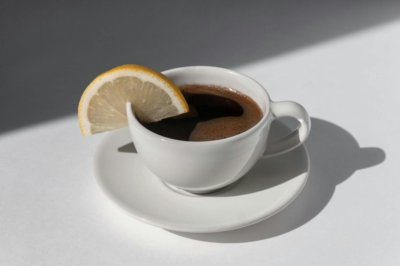 Bestehende Beschwerden kannst du mit einem heilenden Tee bekämpfen. Ein Zitrus-Kaffee kann dir zum Beispiel helfen deine Kopfschmerzen zu lindern und deinen Stoffwechsel in Schwung zu bringen. 