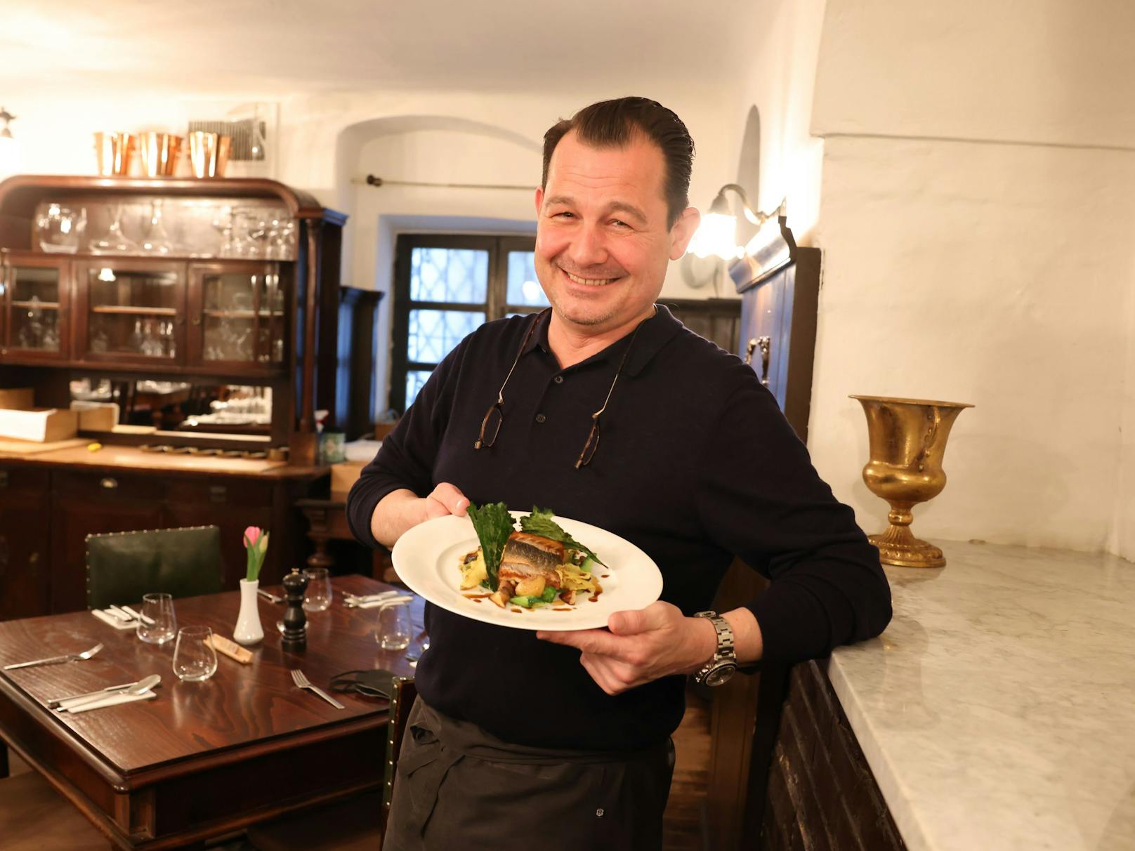 Heringsschmaus als Festmahl: Restaurantchef und Patron Oliver Jauk (53) hat im Wieder "Ludwig van" nur noch wenige Plätze frei.