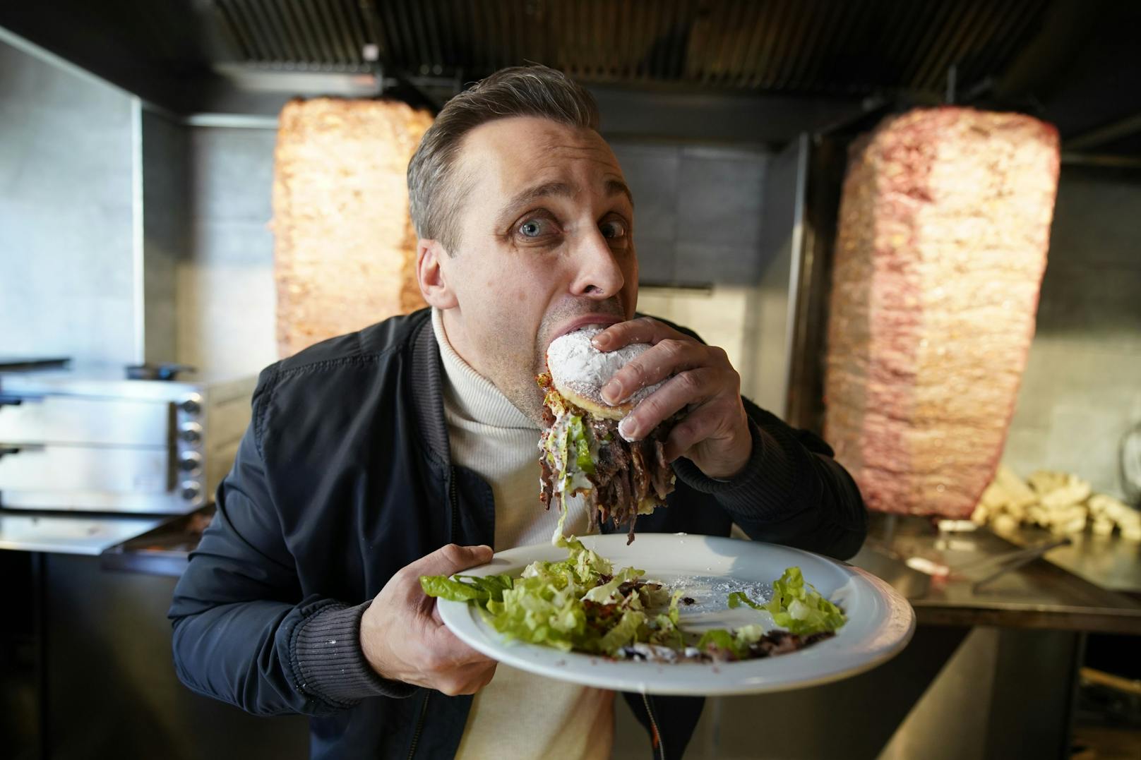 Mit Salat, Zwiebel und scharfem Chilli-Pulver schmeckt der Krapfen mit Döner noch schöner.