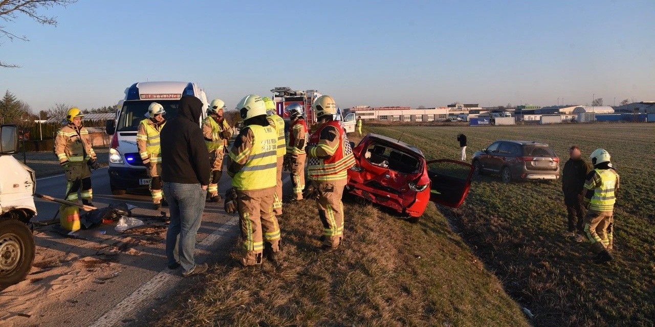 Bilder vom Unfall und dem Einsatz der Rettungskräfte.
