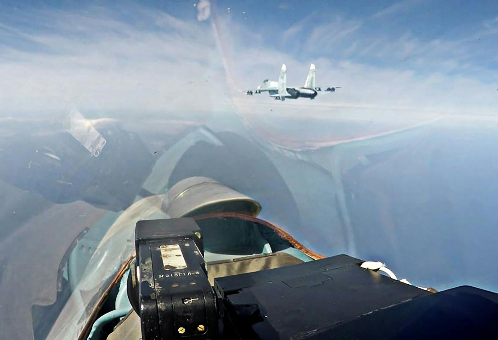 Cockpit-Blick während einer Übung von&nbsp;Suchoi Su-24 und&nbsp;Su-30SM-Bombern&nbsp;der russischen Baltikum-Flotte. (Archivbild)