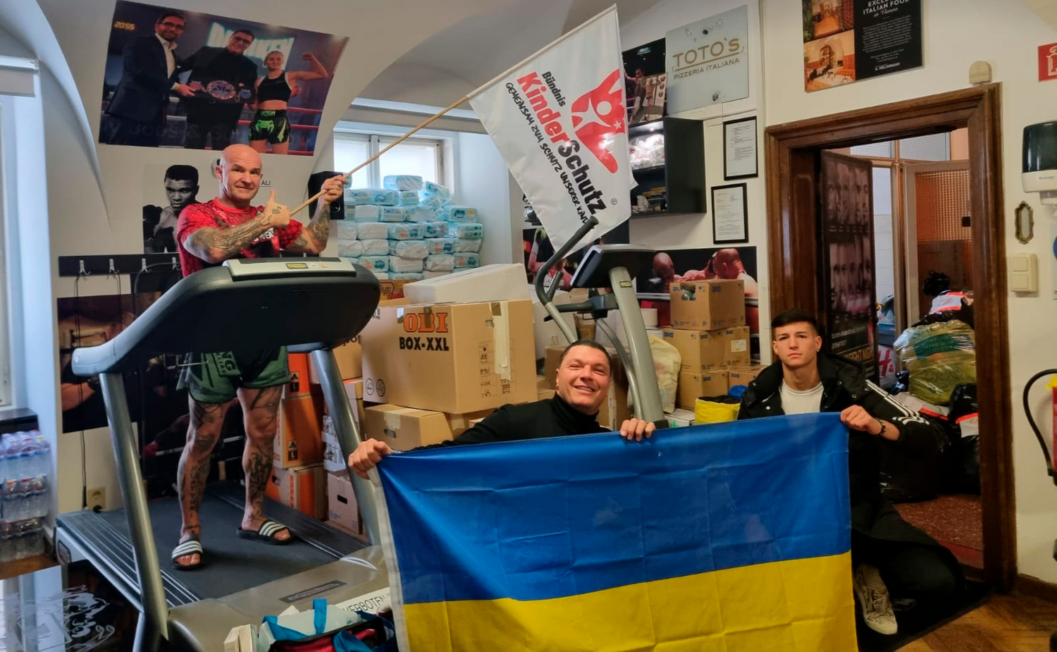 Der Verein "Bündnis Kinderschutz Österreich" liefert Hilfspakete an die ukrainische Grenze.