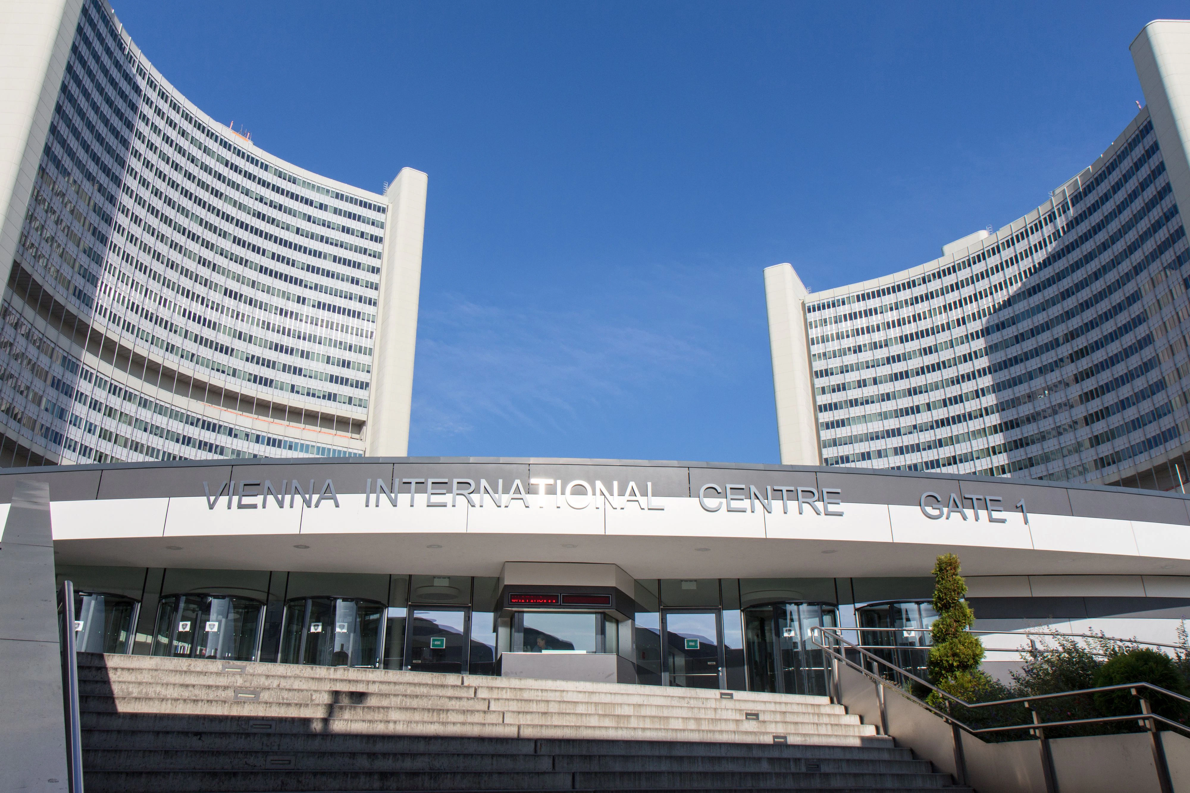 Download von www.picturedesk.com am 02.03.2022 (13:40).  Austria: Main entrance of Vienna International Centre (United Nations) Photo from 1. November 2014. - 20141101_PD9403 - Rechteinfo: Rights Managed (RM)